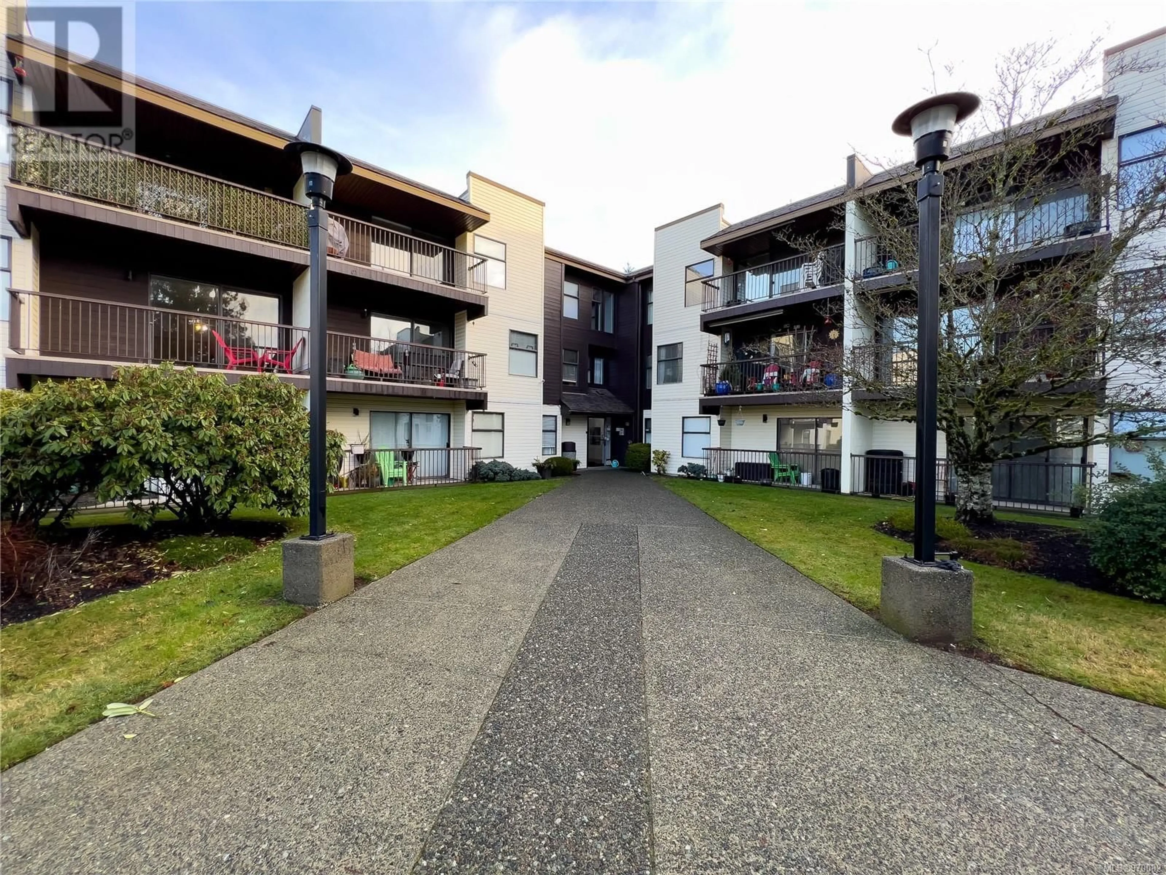 A pic from exterior of the house or condo for 107 585 Dogwood St S, Campbell River British Columbia V9W6T6