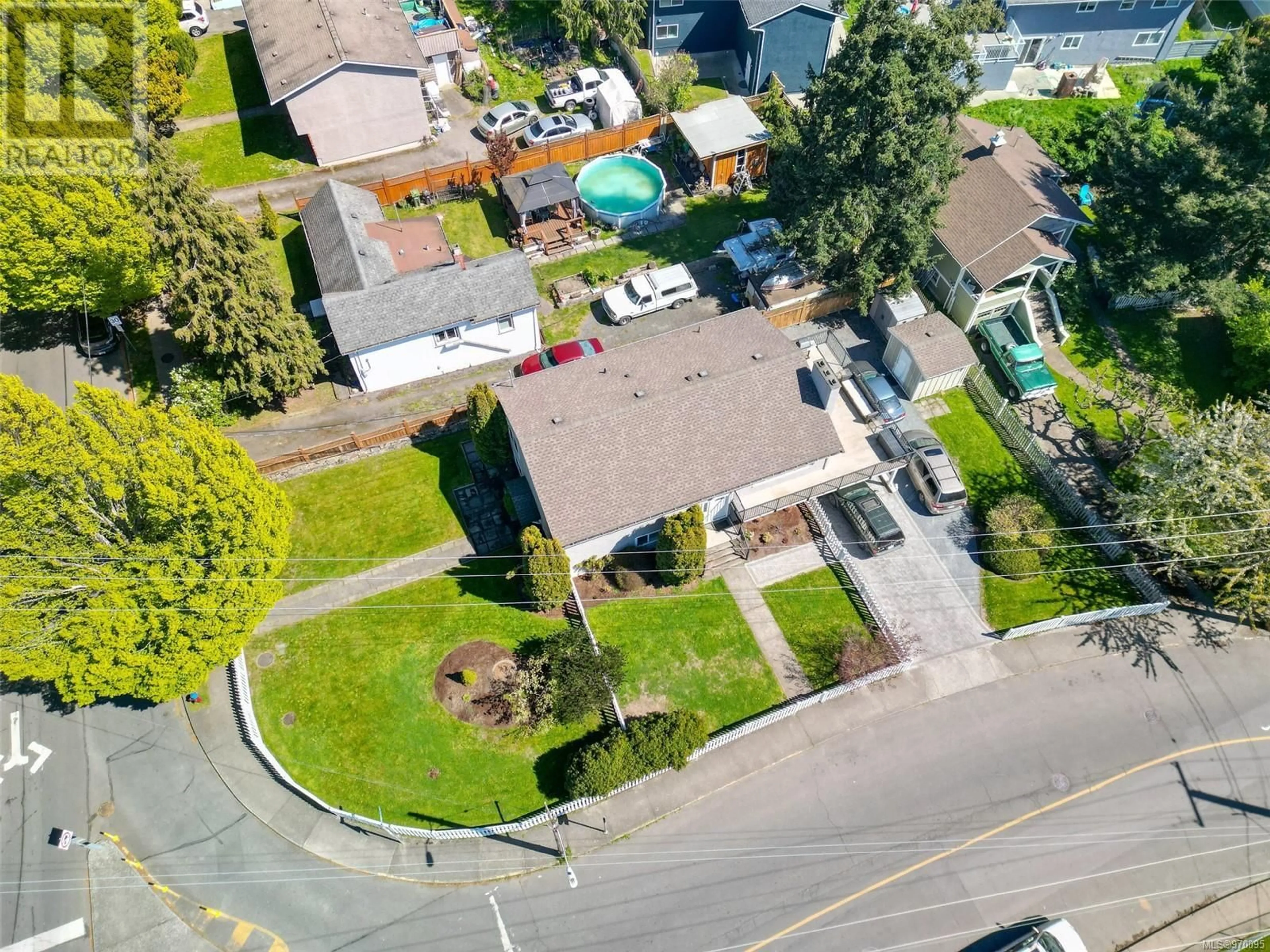 Frontside or backside of a home for 955 Hereward Rd, Victoria British Columbia V9A4E1