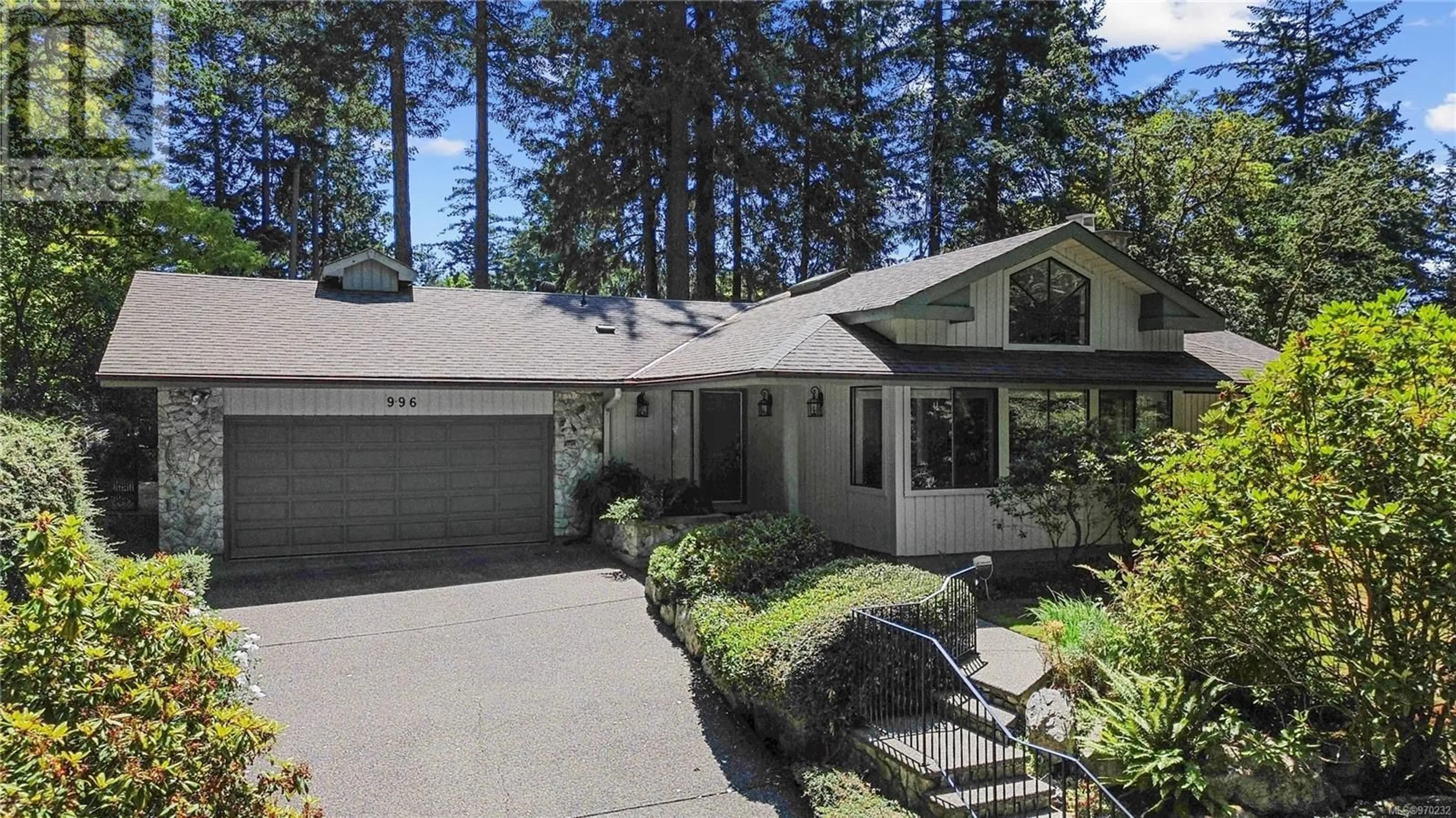 Outside view for 996 Owlwood Pl, Saanich British Columbia V8X4T3