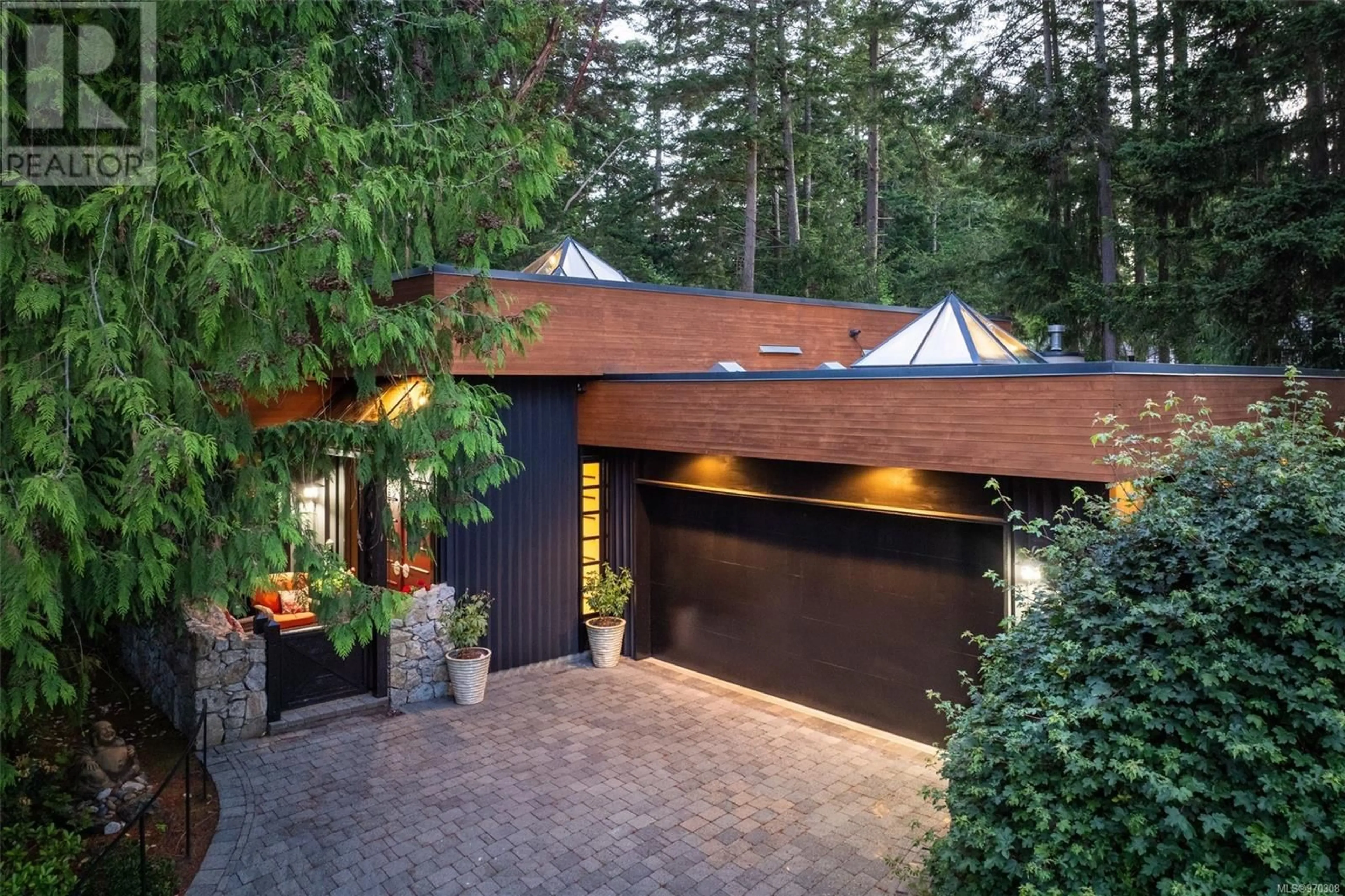 Home with brick exterior material for 5294 Deerpath Rd, Saanich British Columbia V8Y3H6