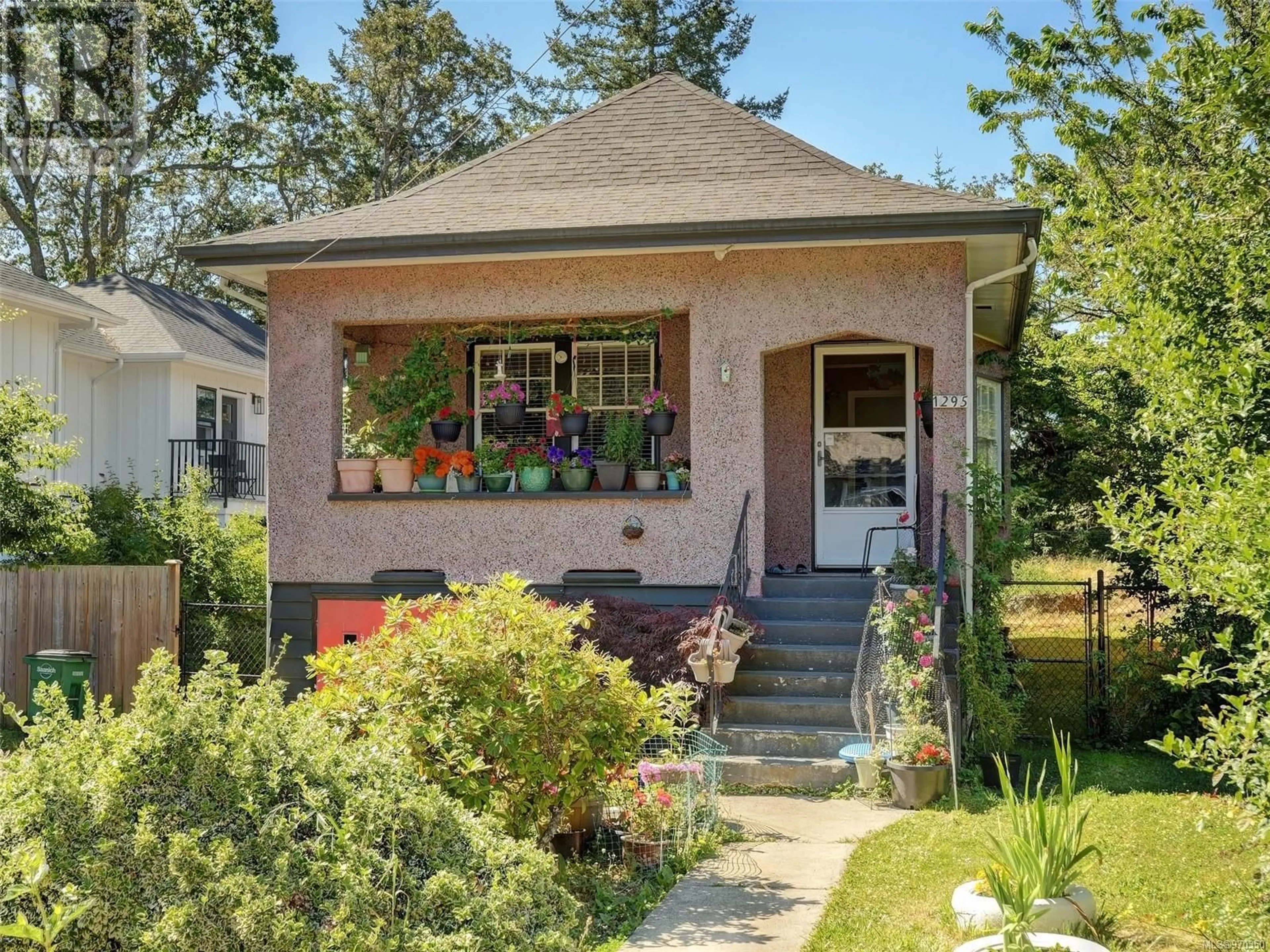 Frontside or backside of a home for 1295 HOLLOWAY St, Saanich British Columbia V8P1M8