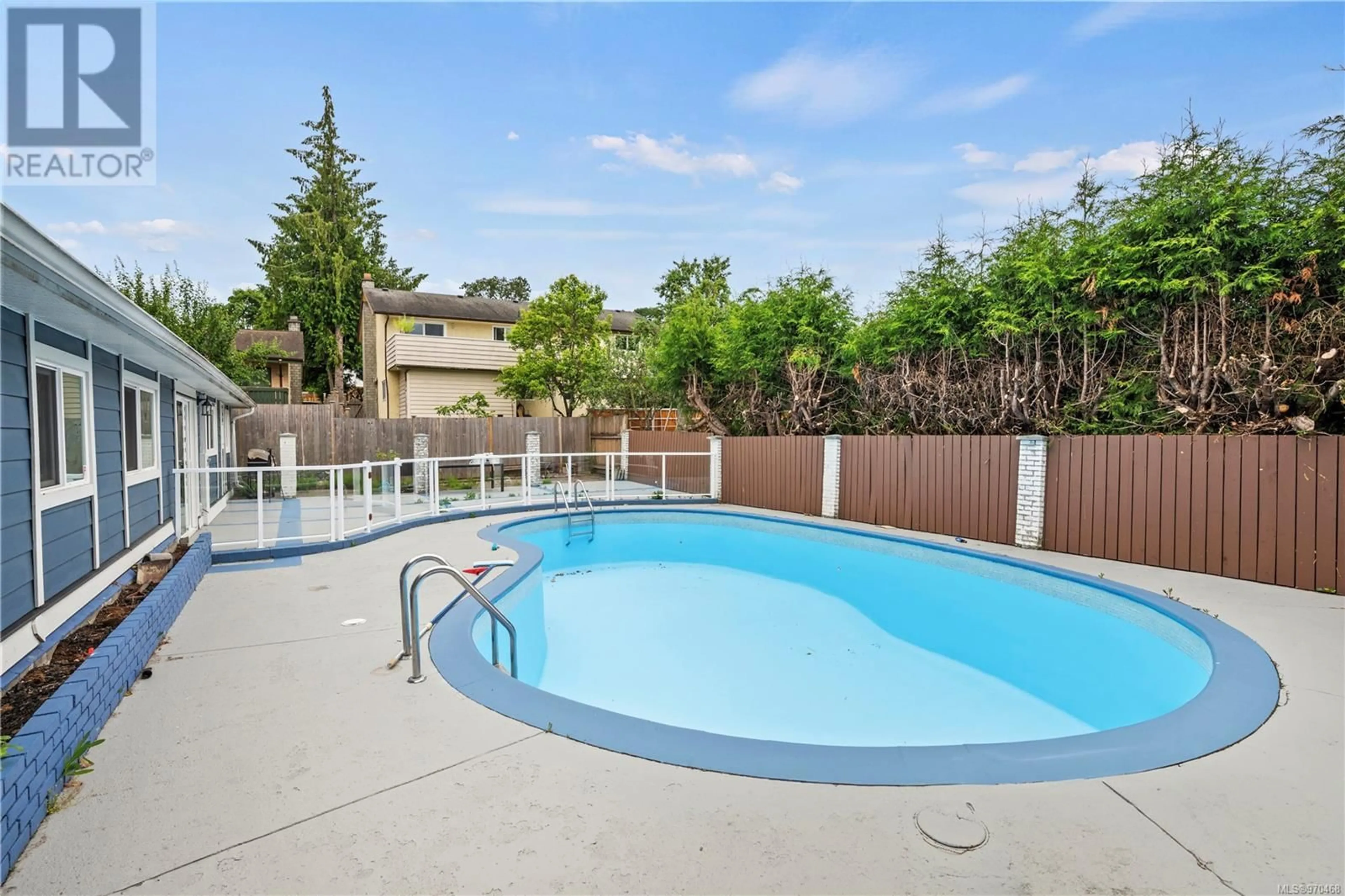 Indoor or outdoor pool for 3998 Blenkinsop Rd, Saanich British Columbia V8P3R1