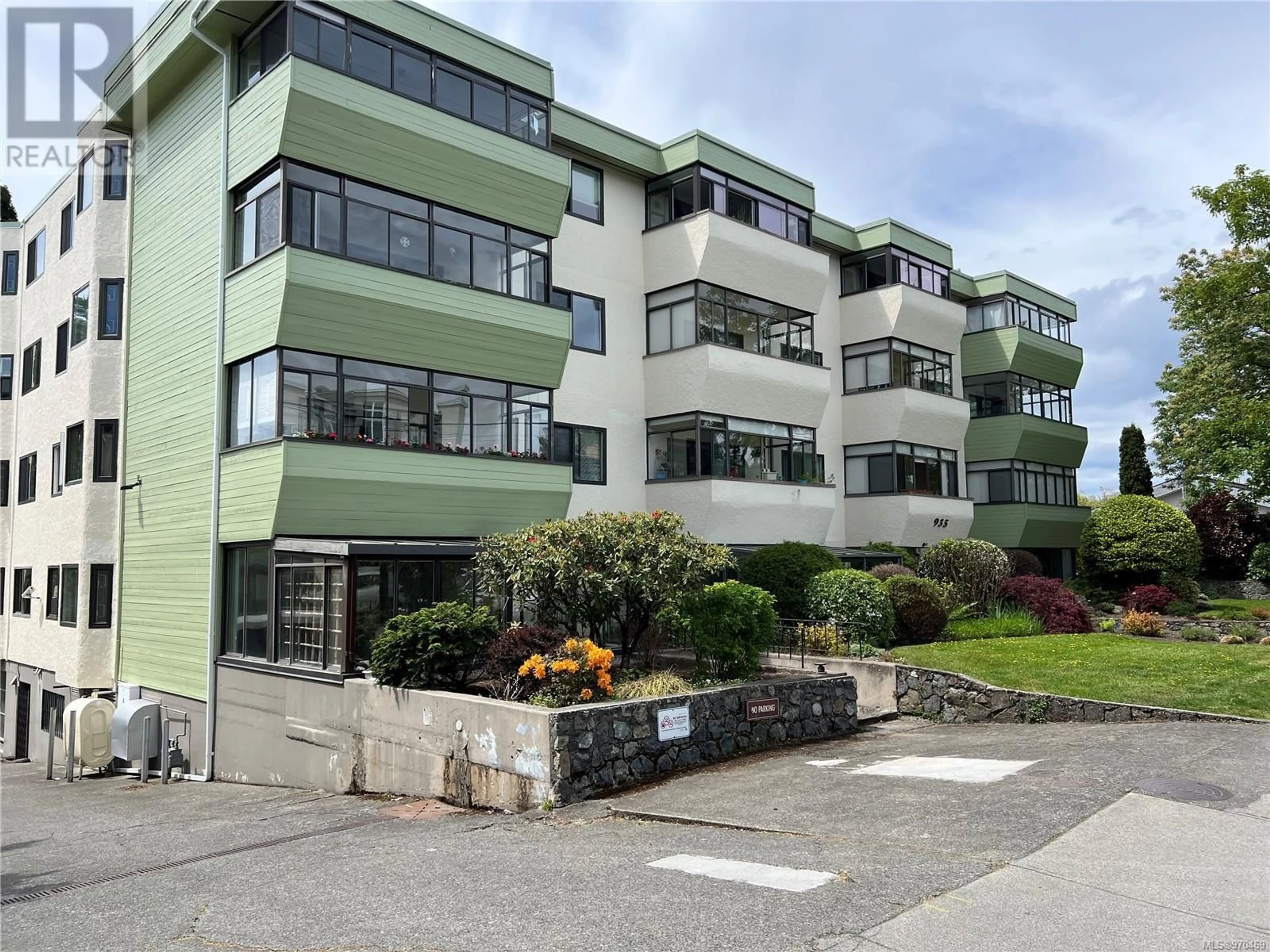 A pic from exterior of the house or condo for 301 935 Fairfield Rd, Victoria British Columbia V8V3A3