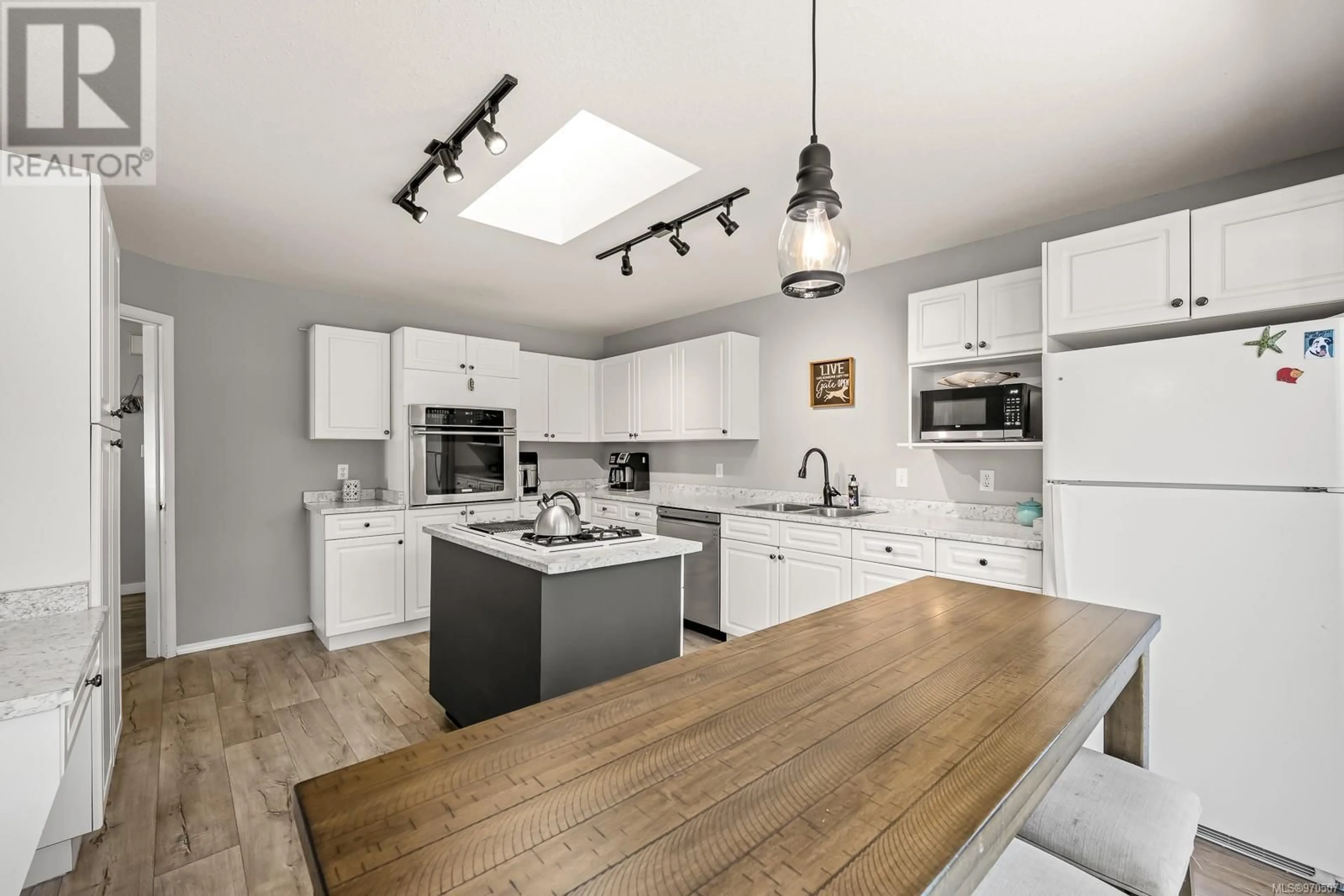 Contemporary kitchen for 570 Cambridge Dr, Campbell River British Columbia V9W7Y4