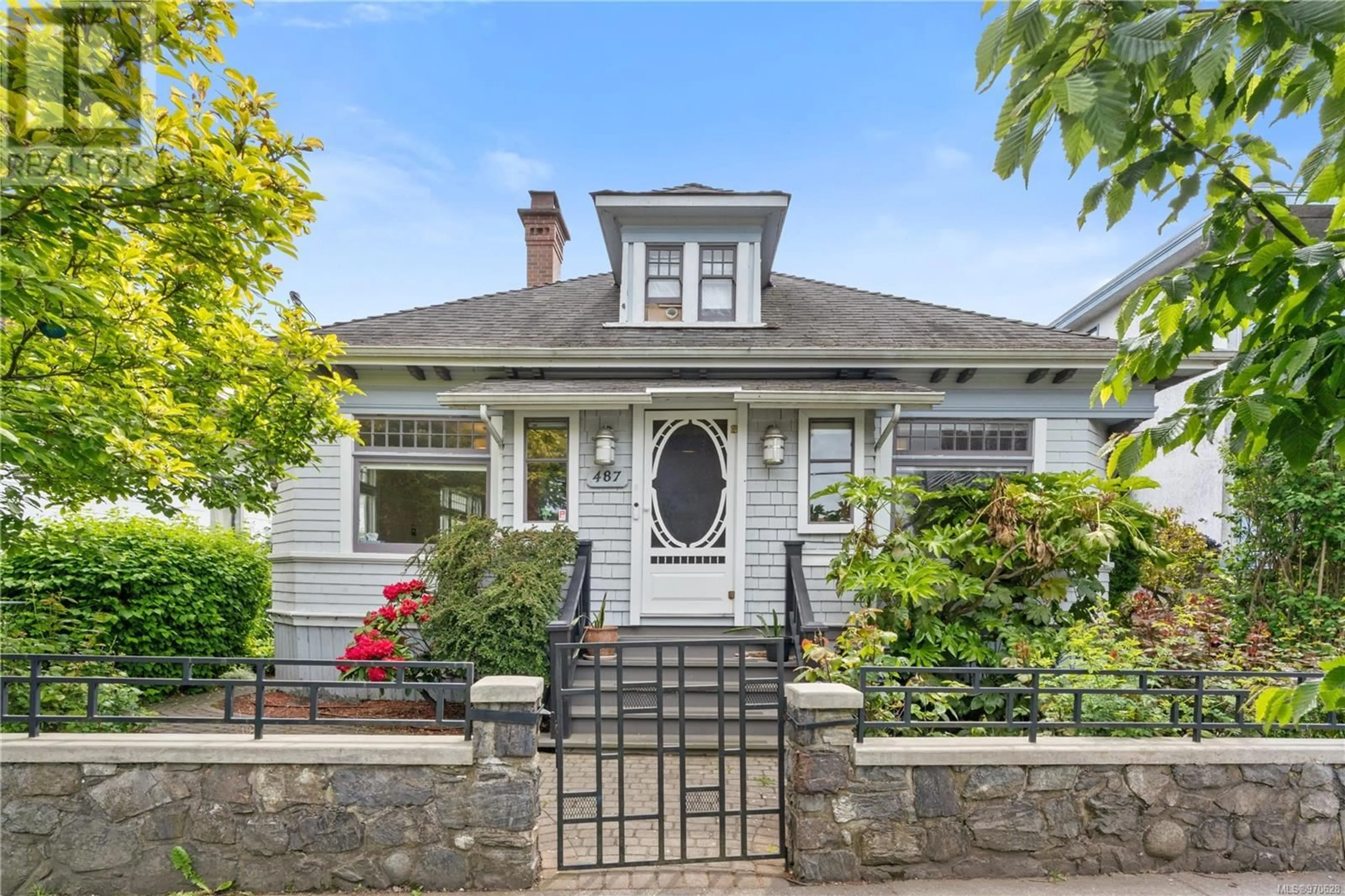 Frontside or backside of a home for 487 Superior St, Victoria British Columbia V8V1T5