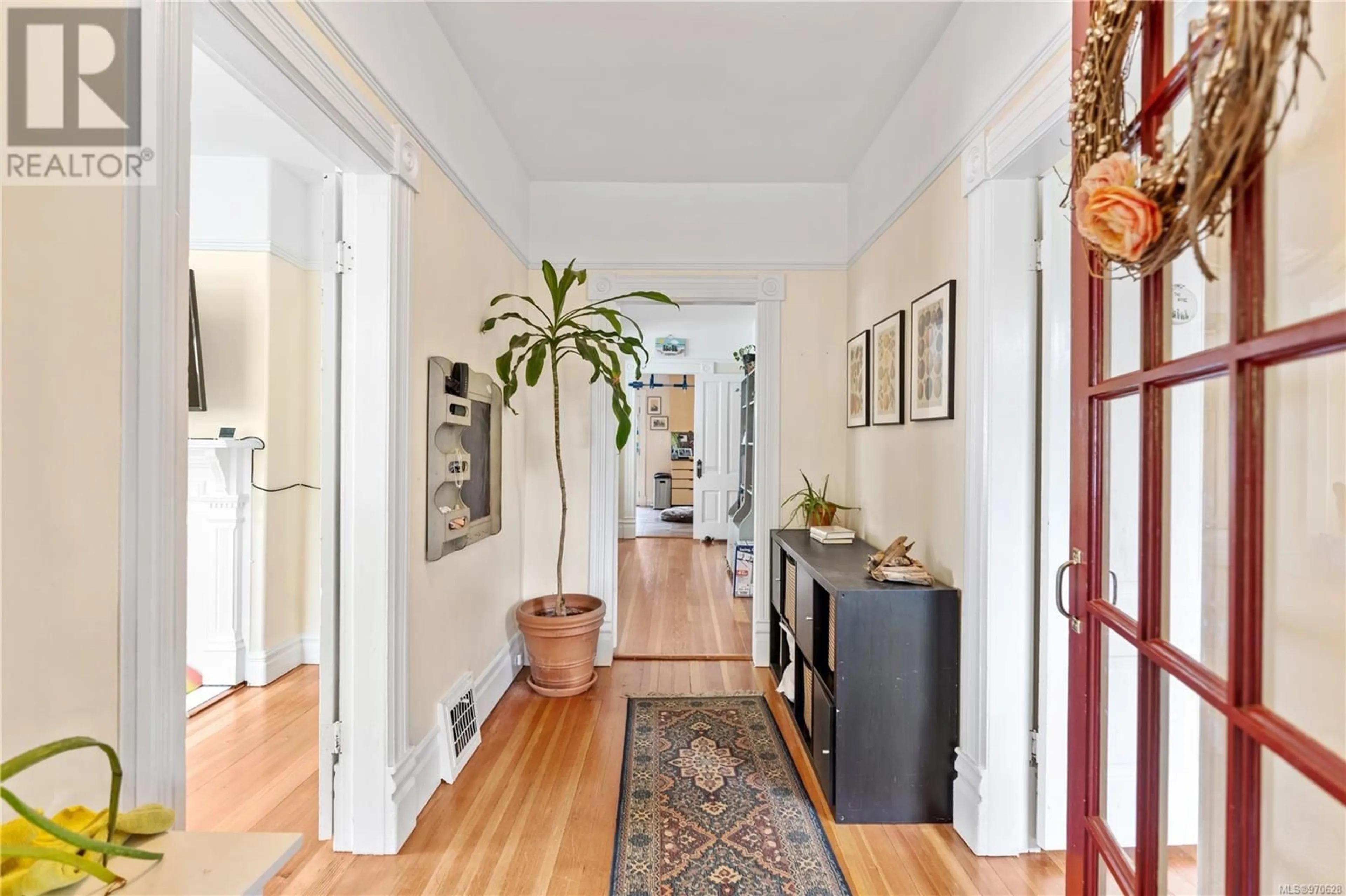 Indoor foyer for 487 Superior St, Victoria British Columbia V8V1T5