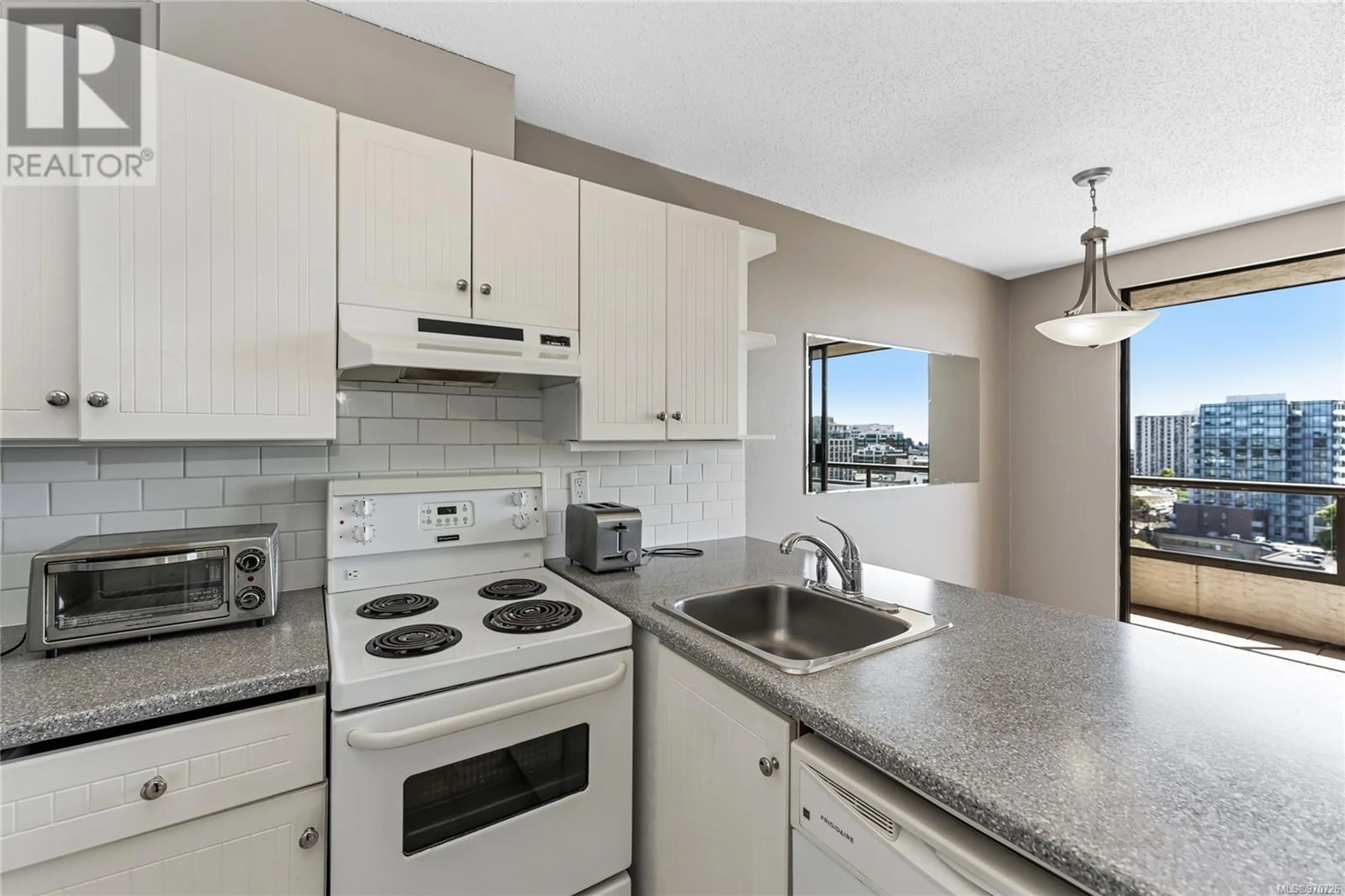 Standard kitchen for 1103 1630 Quadra St, Victoria British Columbia V9W3J5