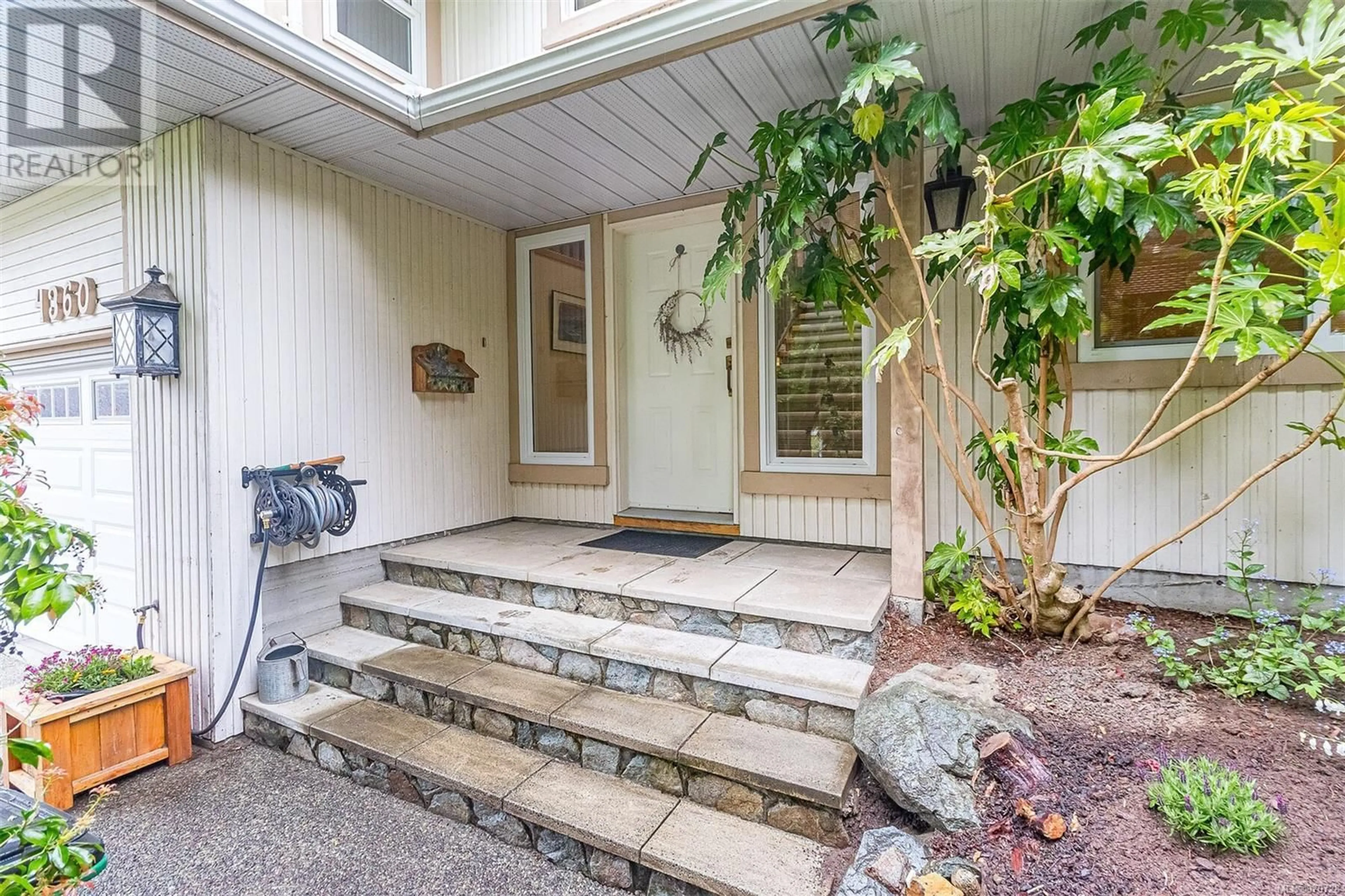 Indoor entryway for 4360 Parkwood Terr, Saanich British Columbia V8X5B3