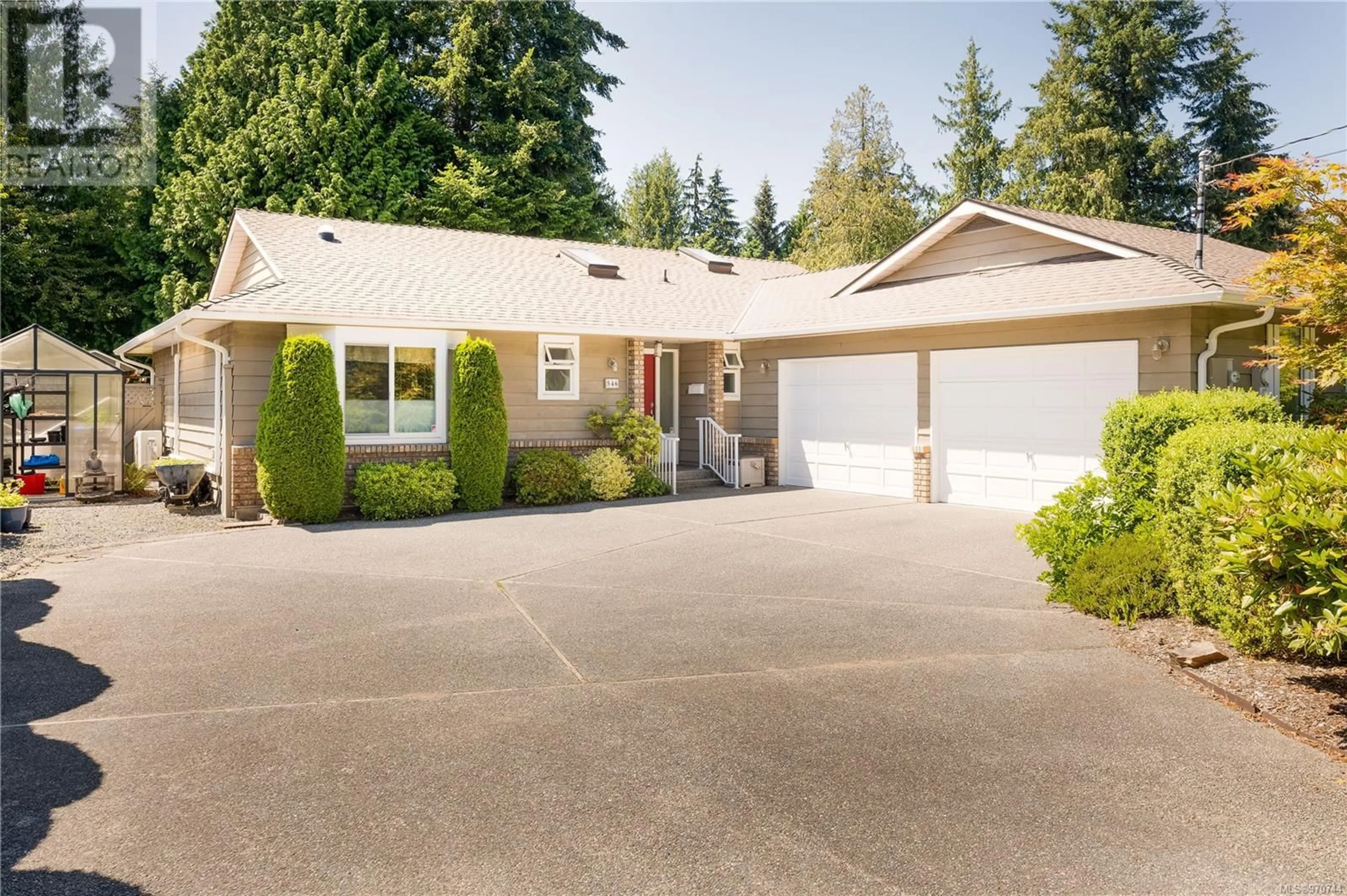 Frontside or backside of a home for 546 Yambury Rd, Qualicum Beach British Columbia V9K1C5