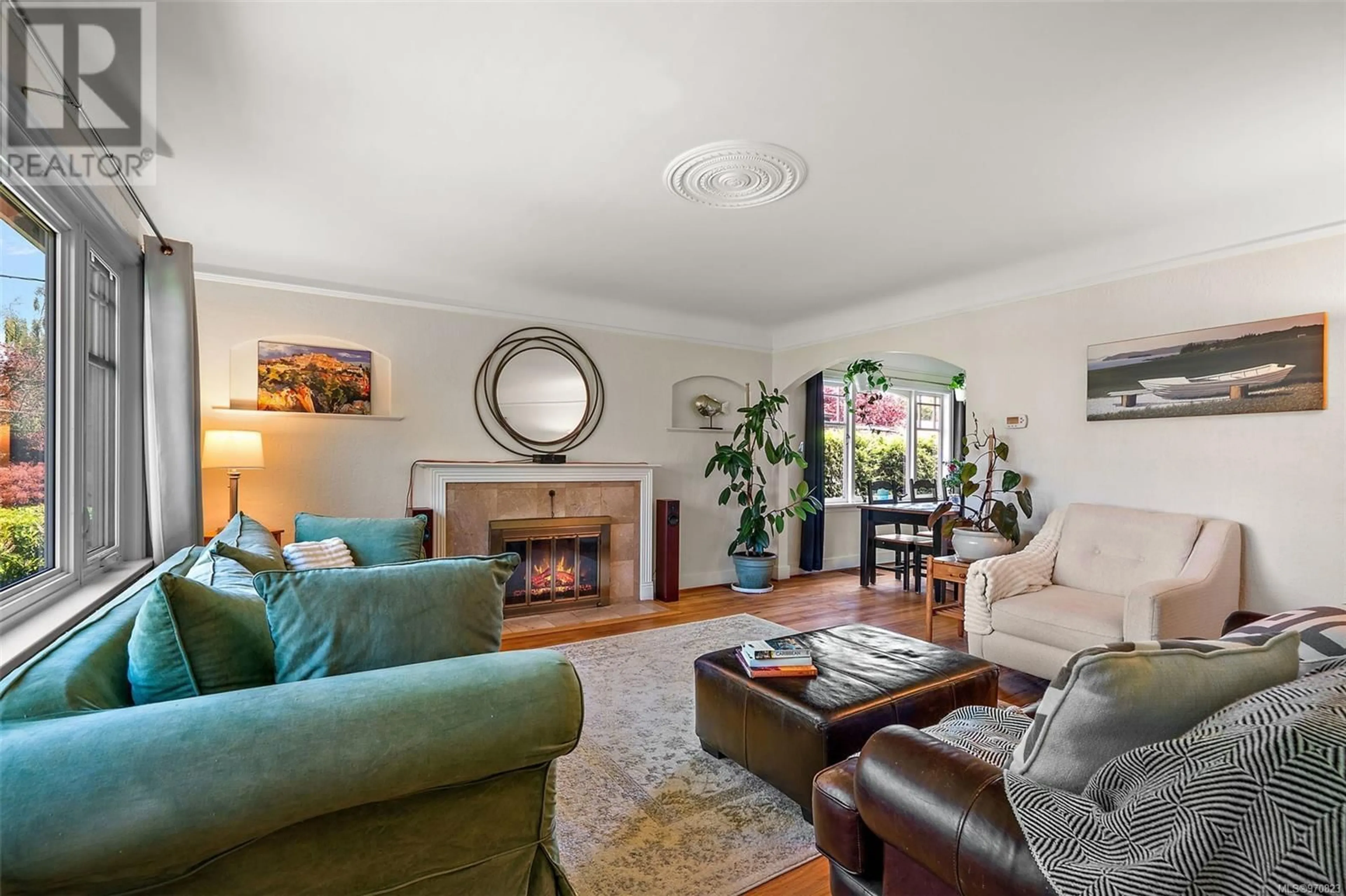 Living room for 2625 Orchard Ave, Oak Bay British Columbia V8S3B2