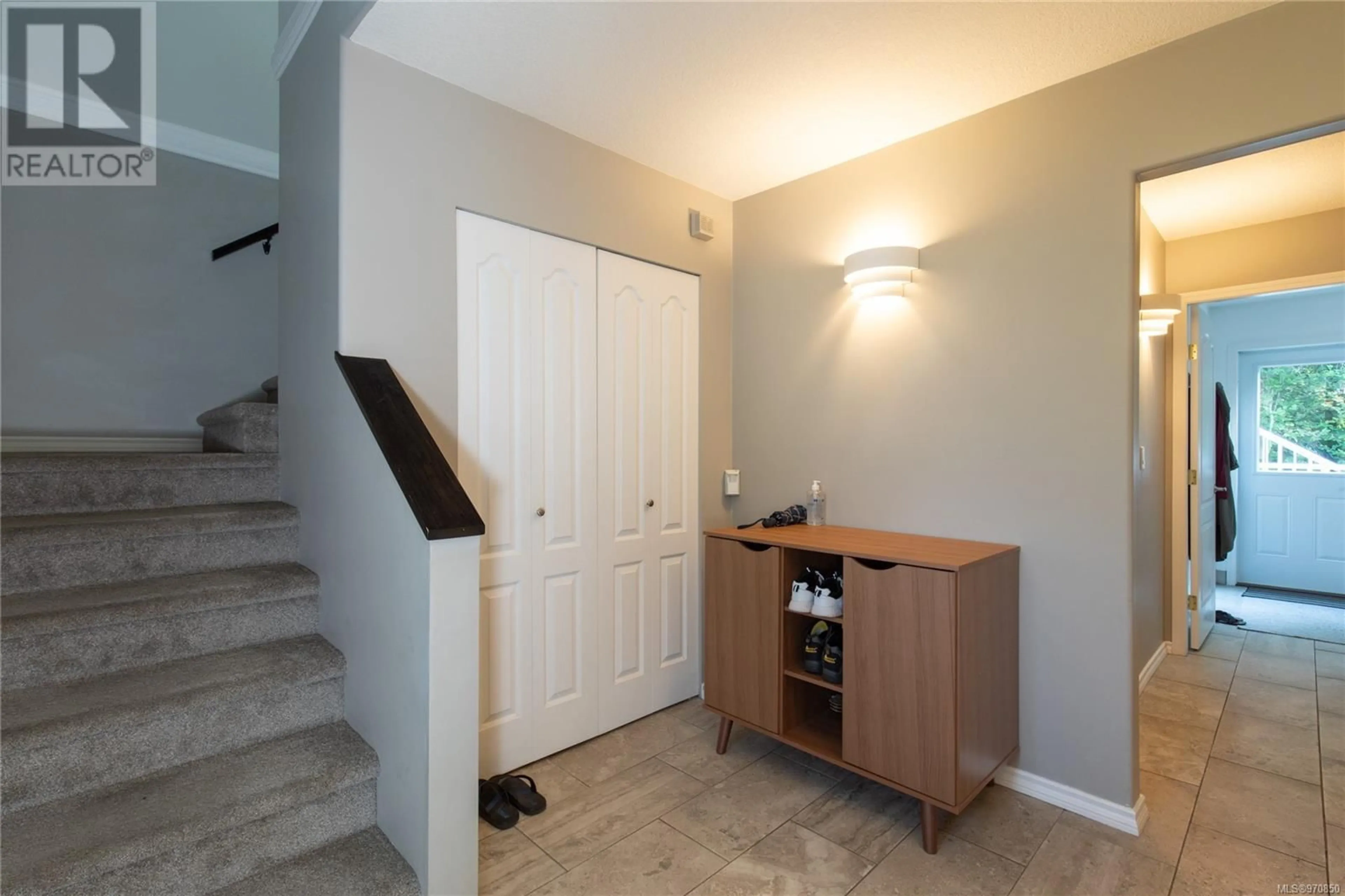 Indoor entryway for 826 Parkside Way, Nanaimo British Columbia V9R6P3