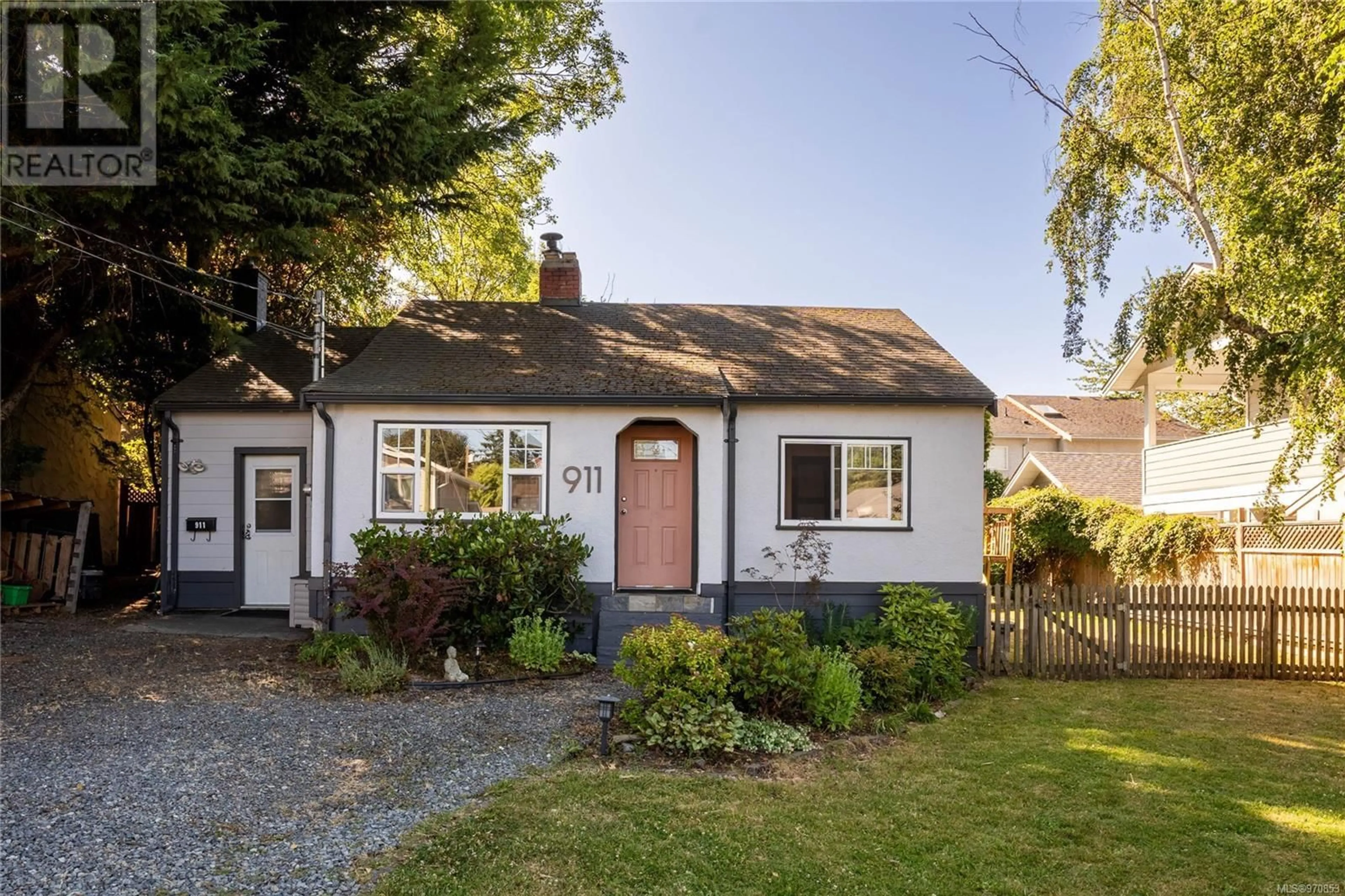 Cottage for 911 Dale St, Saanich British Columbia V8X2V9