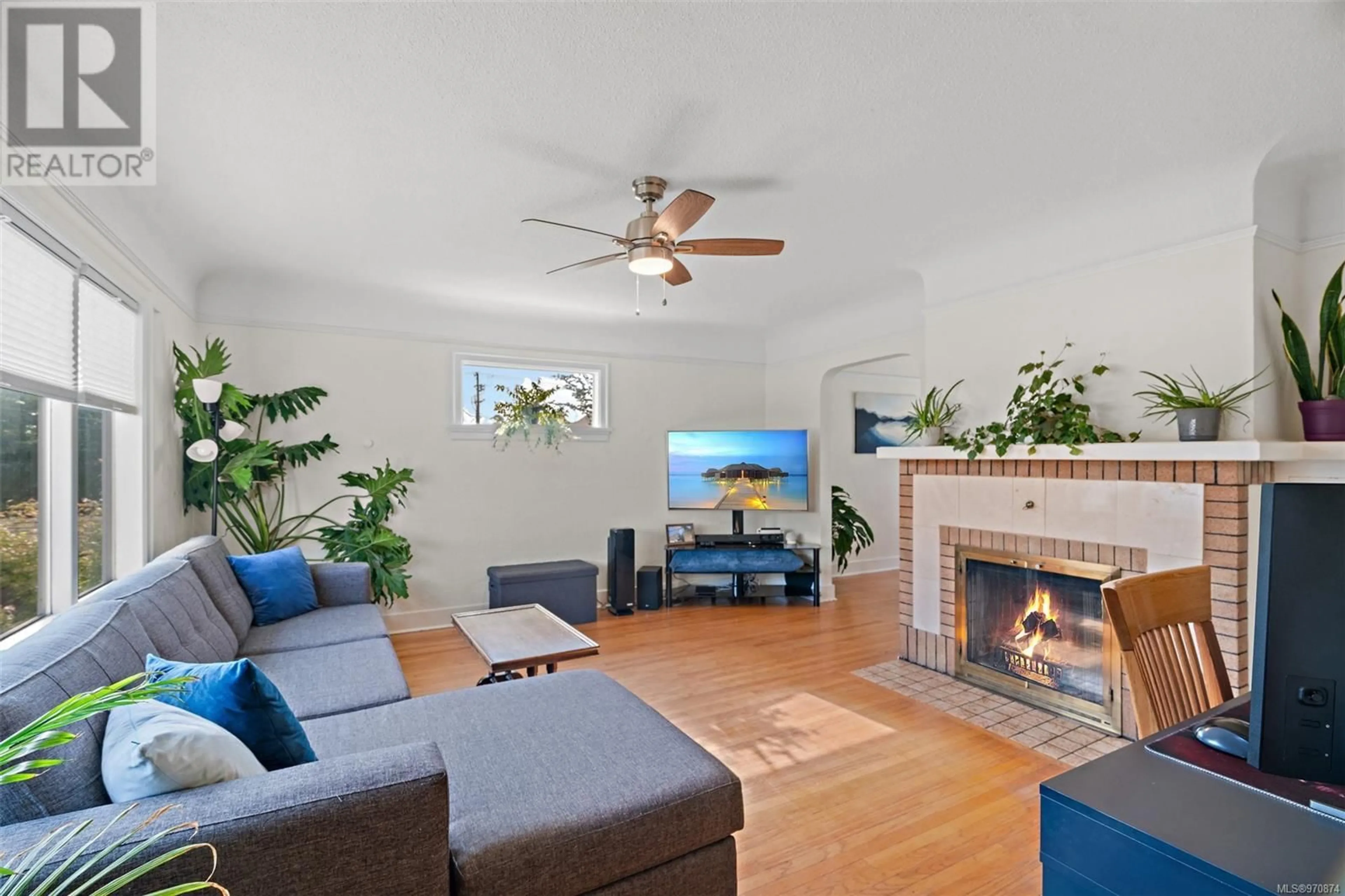 Living room for 1109 Lyall St, Esquimalt British Columbia V9A5G3