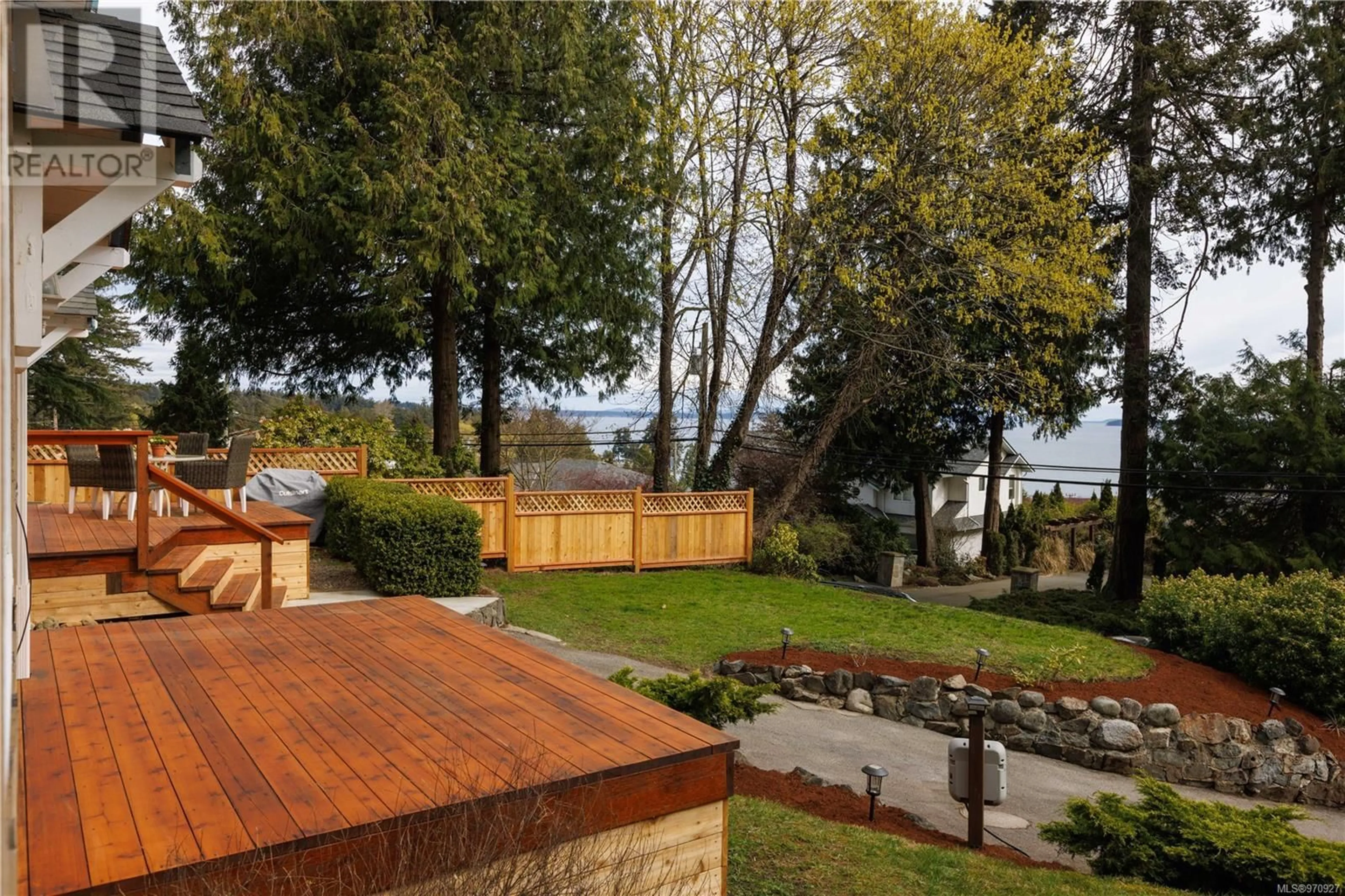 Patio for 5018 Lochside Dr, Saanich British Columbia V8Y2E7