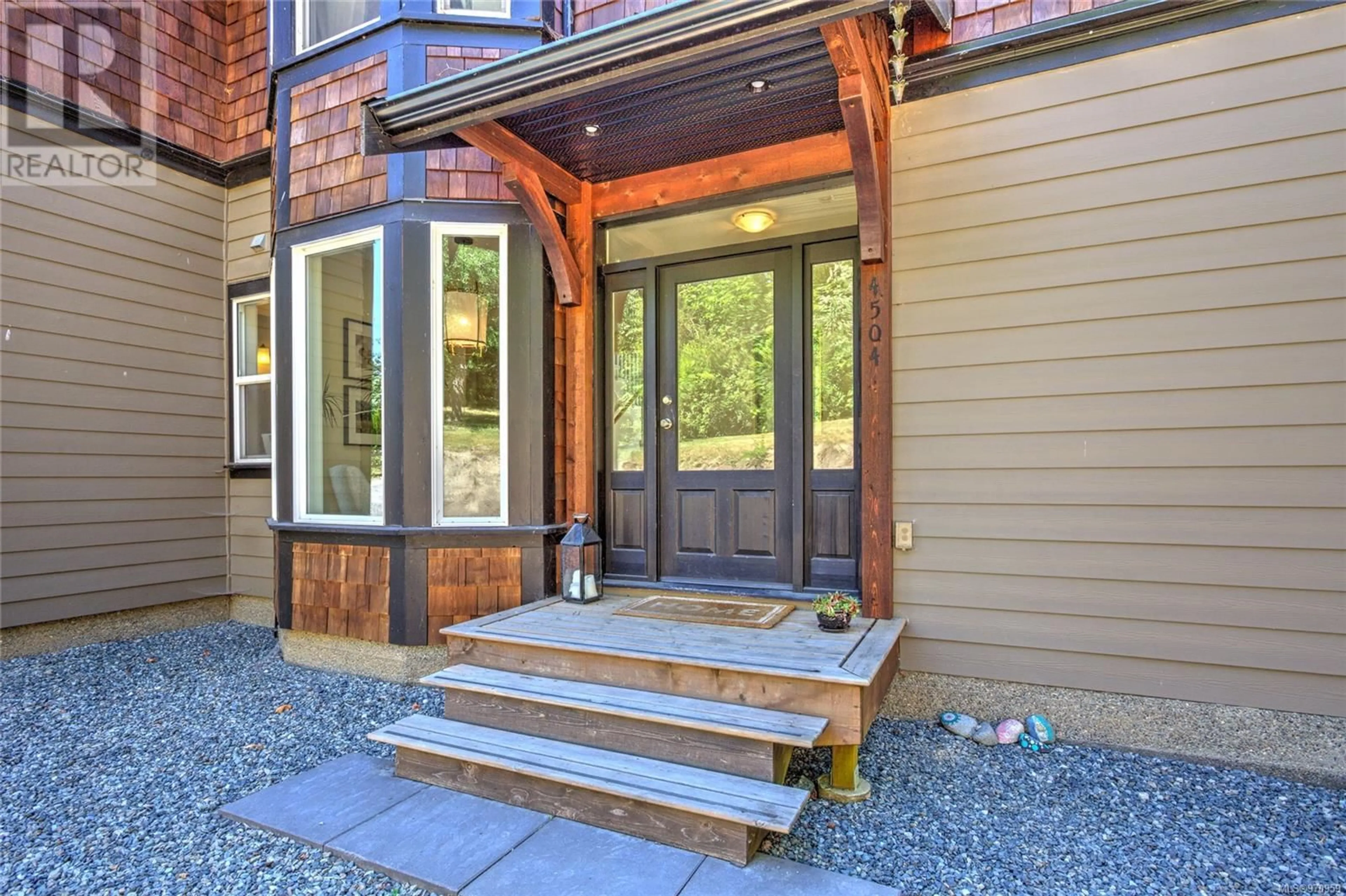 Indoor entryway, wood floors for 4504 Bench Rd, Duncan British Columbia V8L6M6