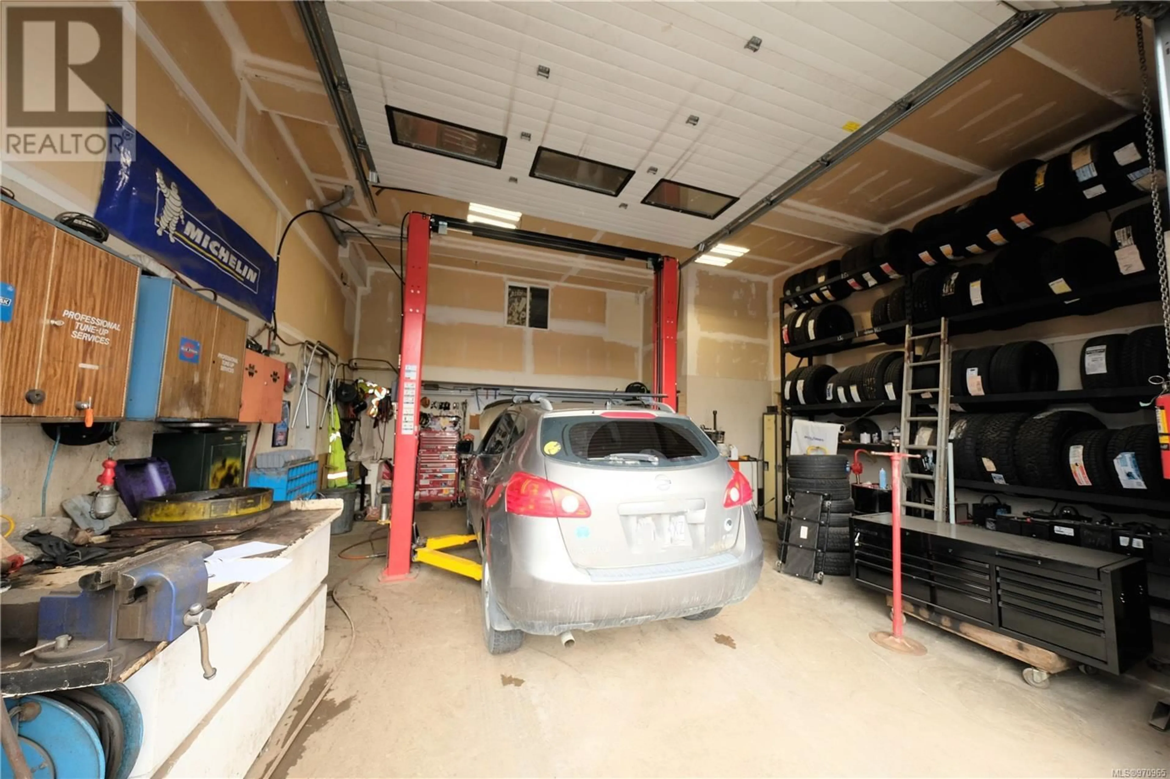Indoor garage for 2 - 671 INDUSTRIAL WAY, Tofino British Columbia V0R2Z0