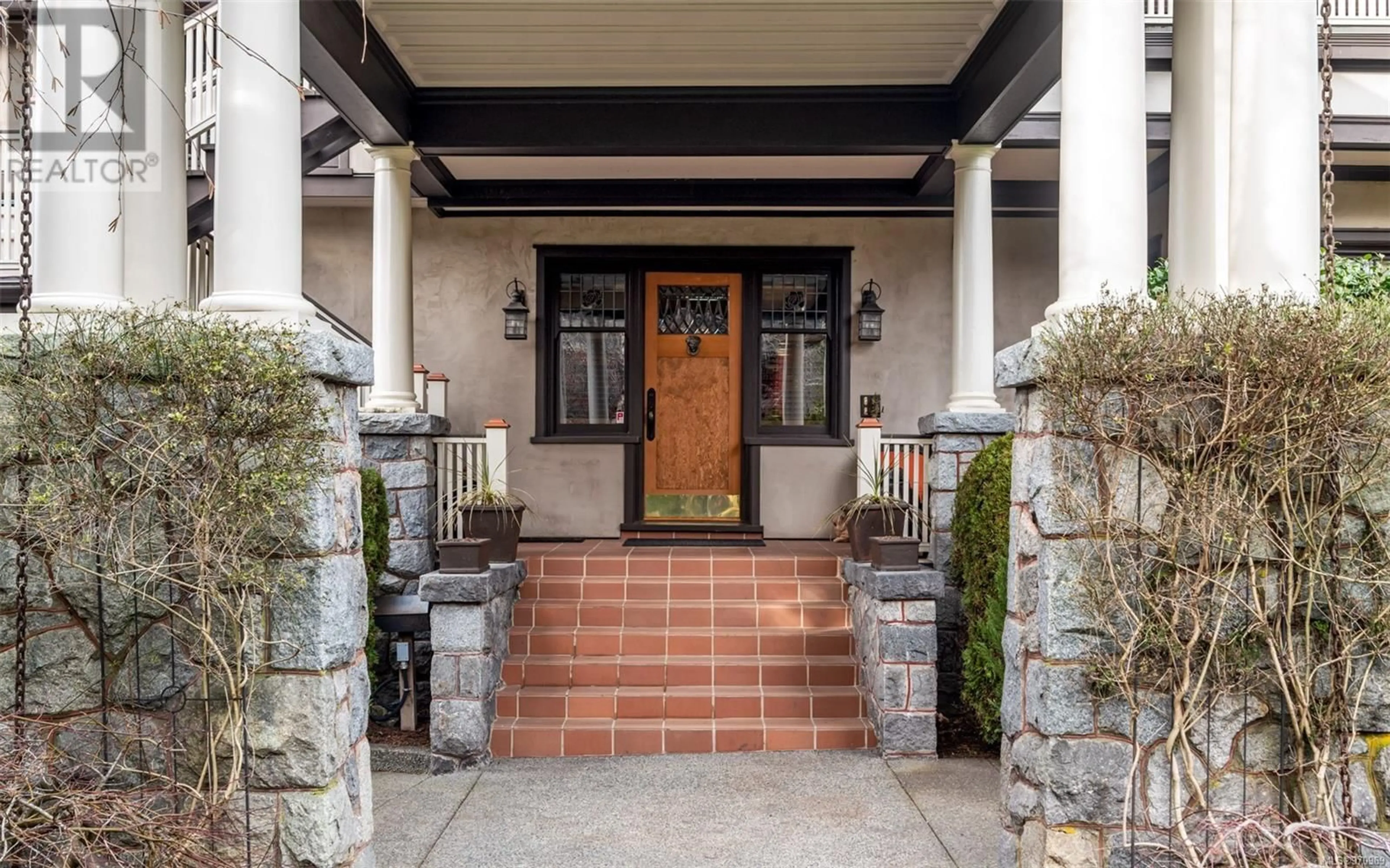 Indoor entryway, wood floors for 1030 St. Charles St, Victoria British Columbia V8S3P6