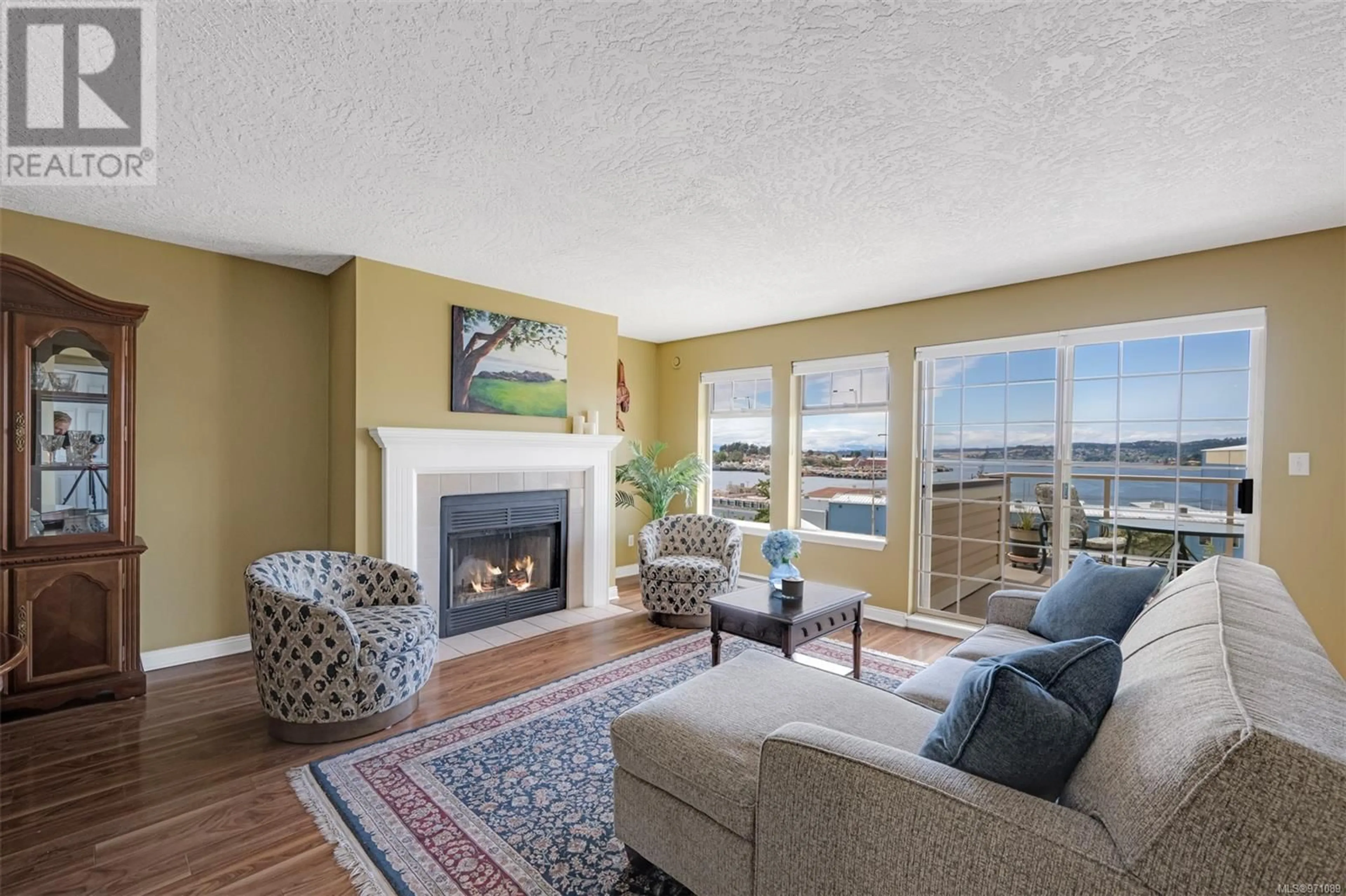 Living room for 46 909 Admirals Rd, Esquimalt British Columbia V9A2P1