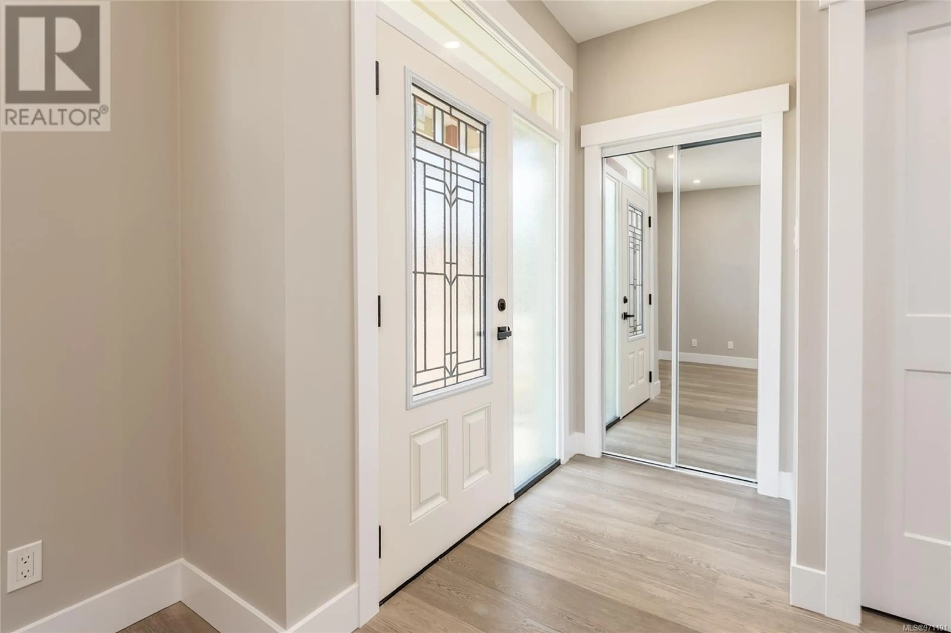 Indoor entryway, wood floors for 649 5th St, Courtenay British Columbia V9N1K5