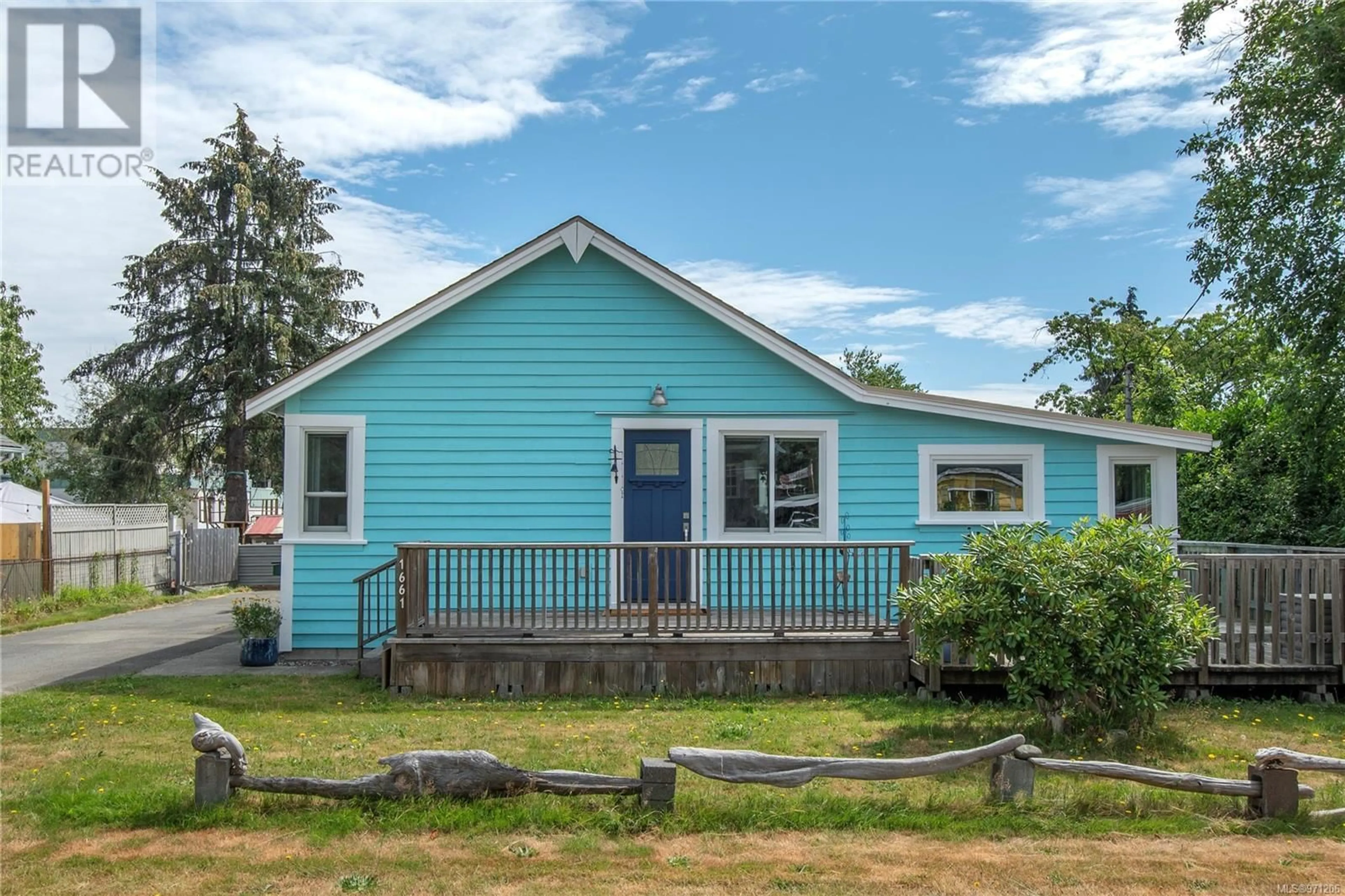 Frontside or backside of a home for 1661 Redwood St, Campbell River British Columbia V9W3K7
