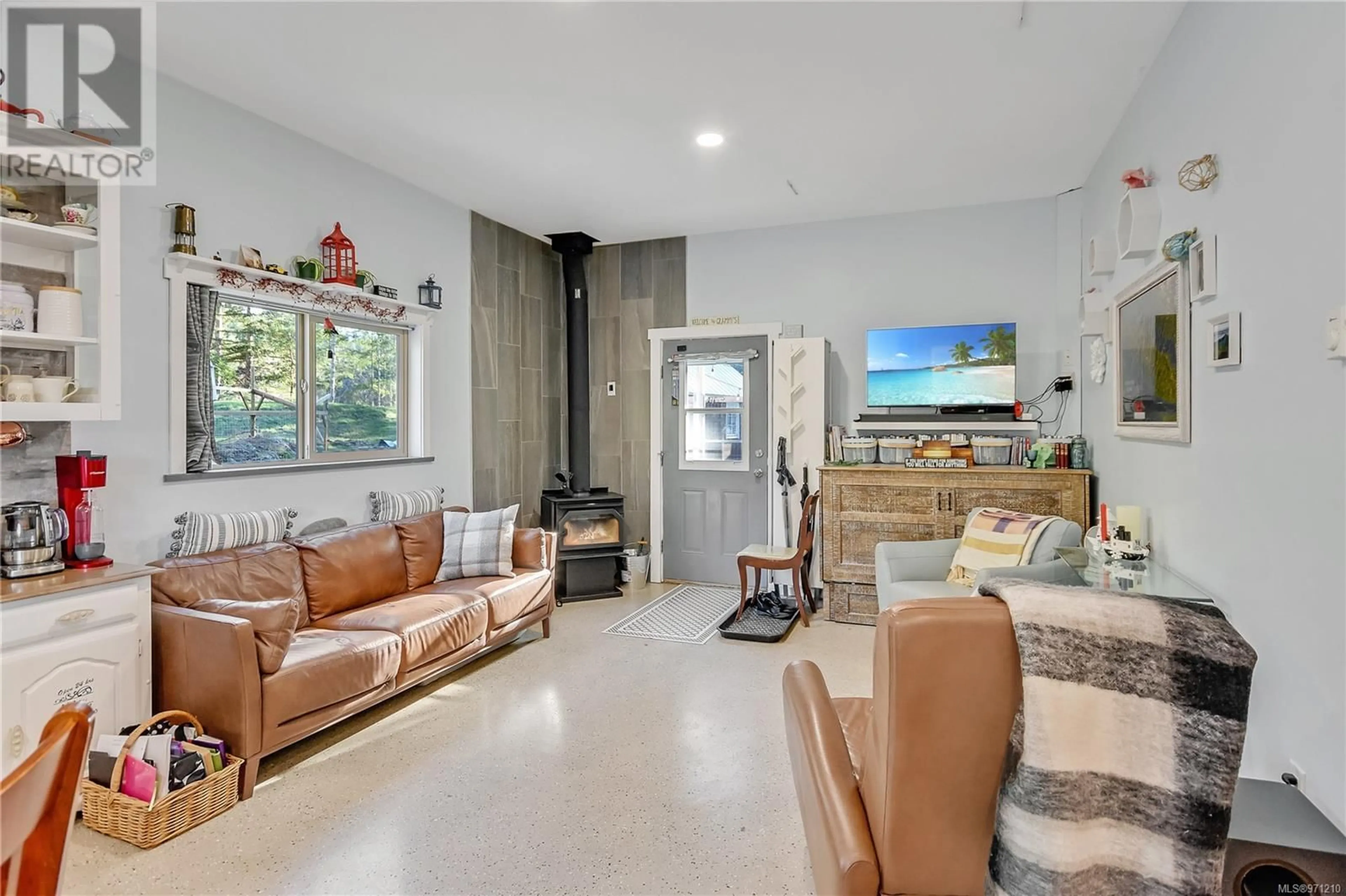 Living room, wood floors for 661 Dogwood Cres, Gabriola Island British Columbia V0R1X4