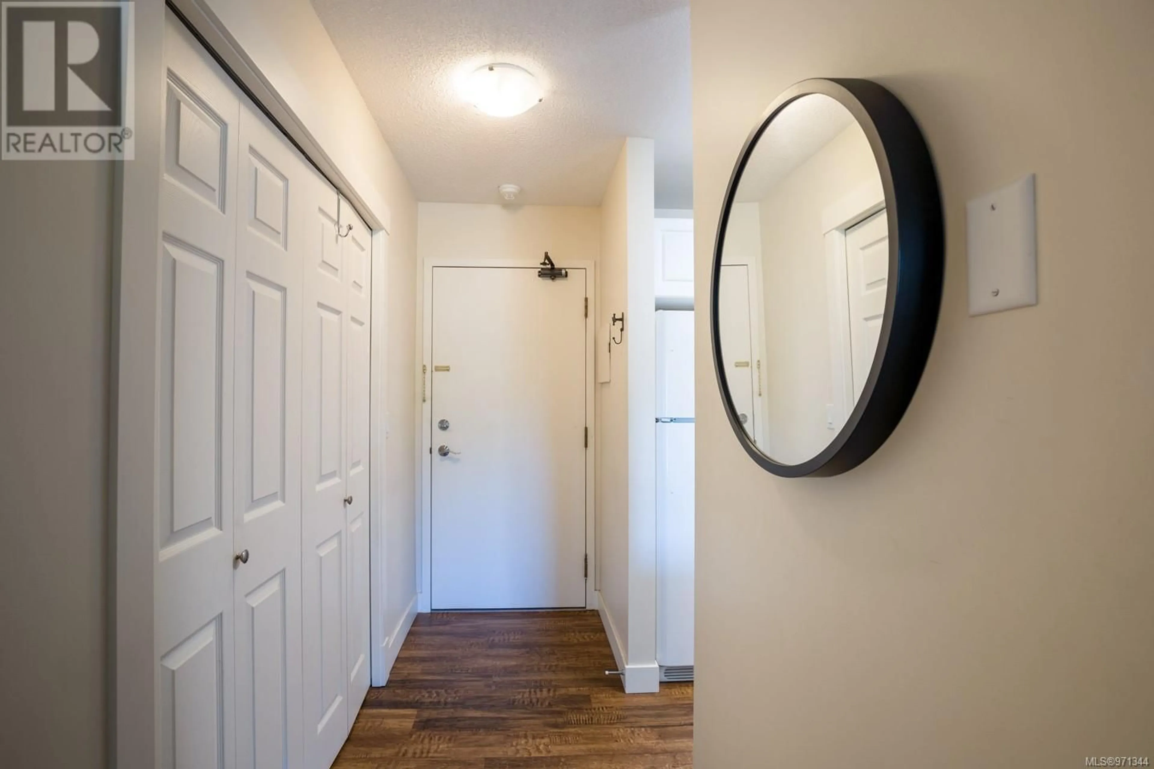 Indoor entryway, wood floors for 401 4724 Uplands Dr, Nanaimo British Columbia V9T4S8