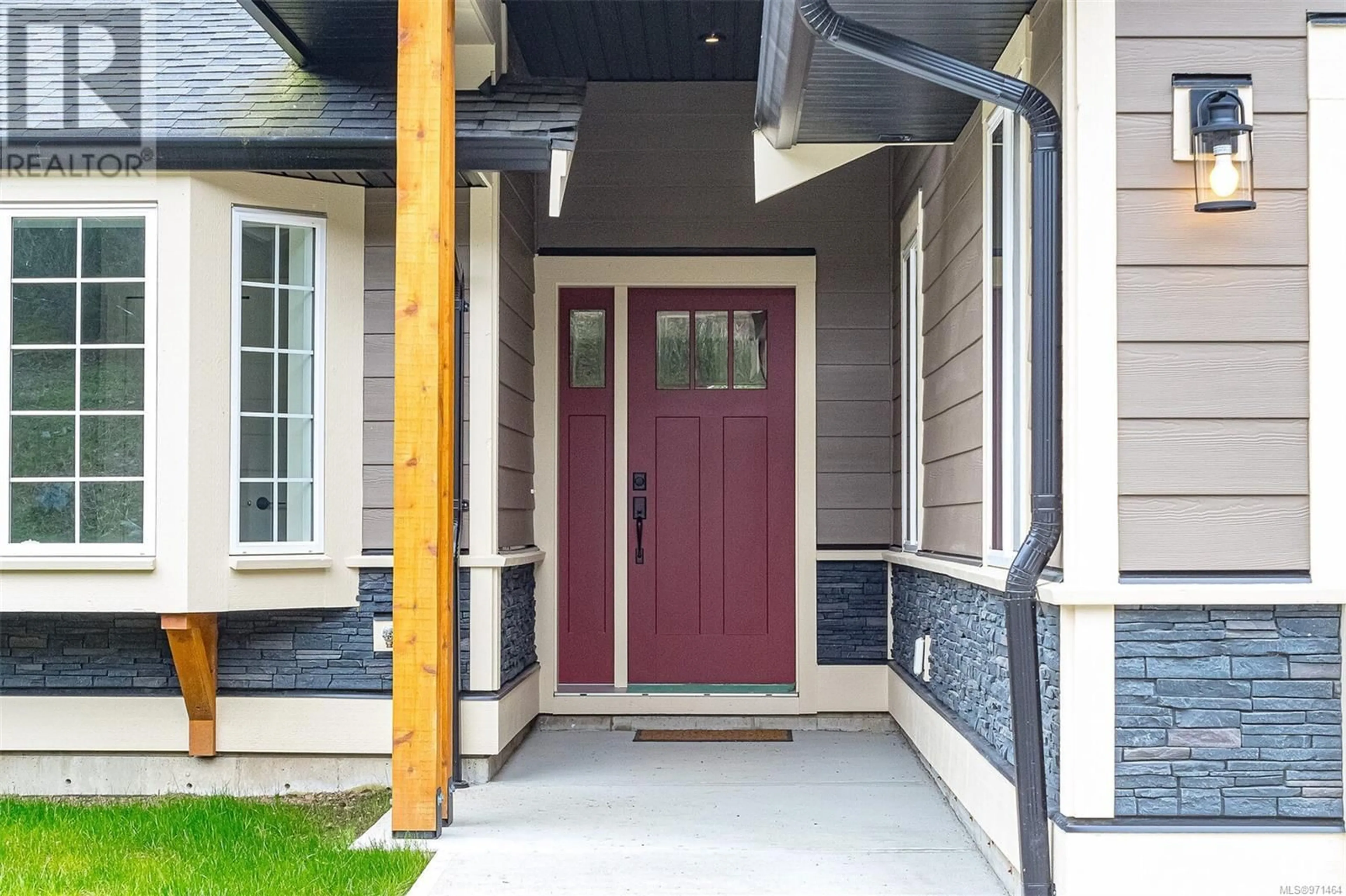 Indoor entryway, wood floors for 4021 Otters Close, Duncan British Columbia V9L5Y3