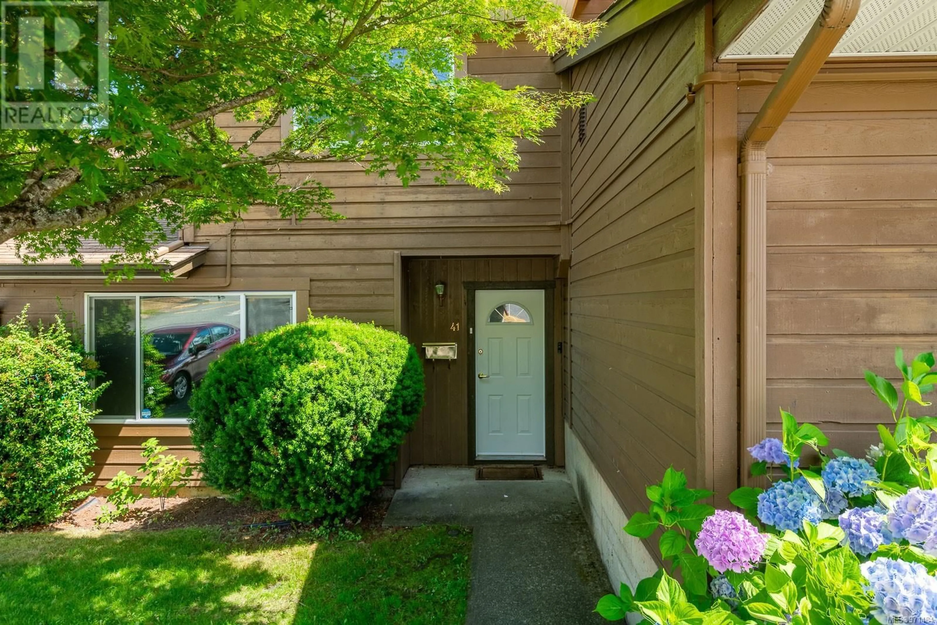 A pic from exterior of the house or condo for 41 855 Howard Ave, Nanaimo British Columbia V9R5V4