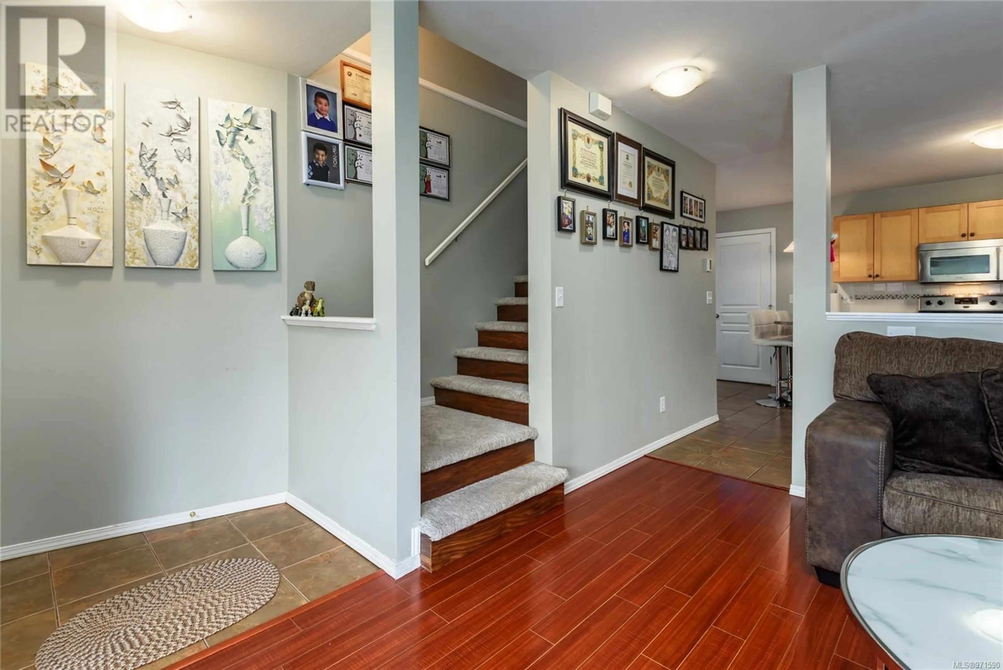 Indoor entryway, wood floors for 1265 Beckton Dr, Comox British Columbia V9M3Y5