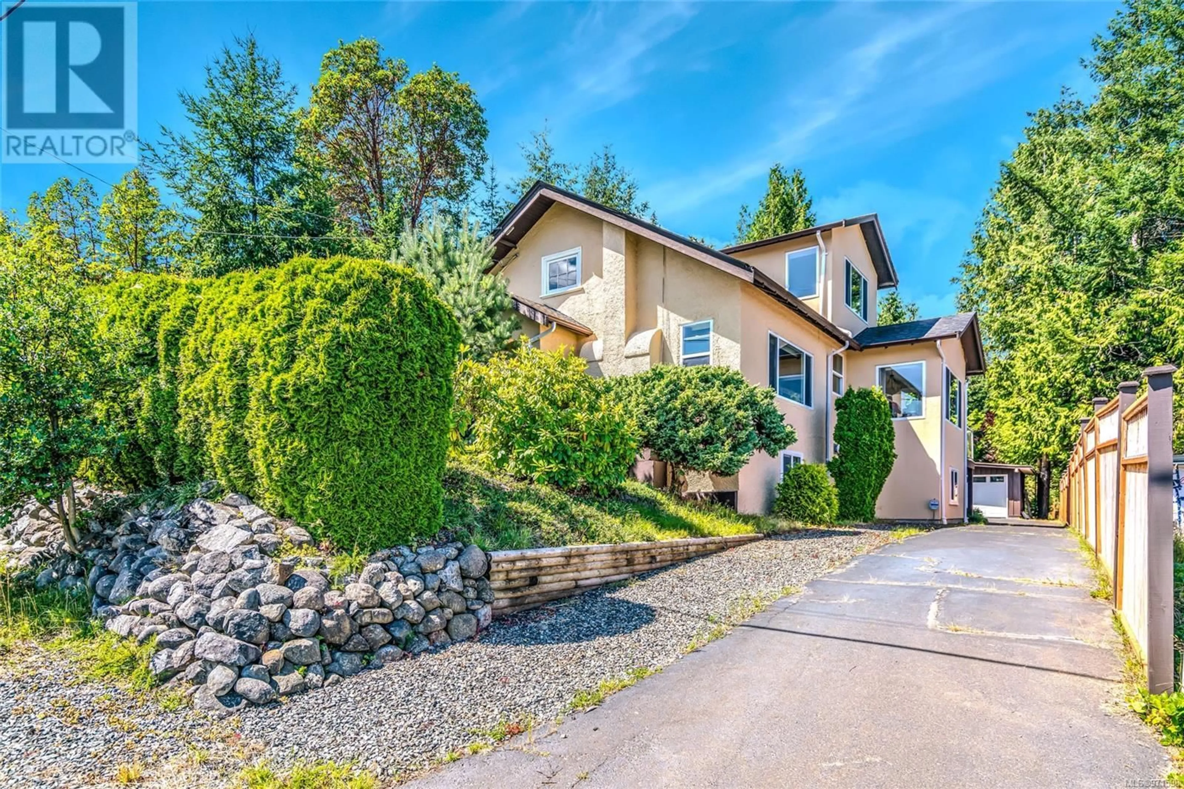 A pic from exterior of the house or condo for 579 Beach Rd, Qualicum Beach British Columbia V9K1K7