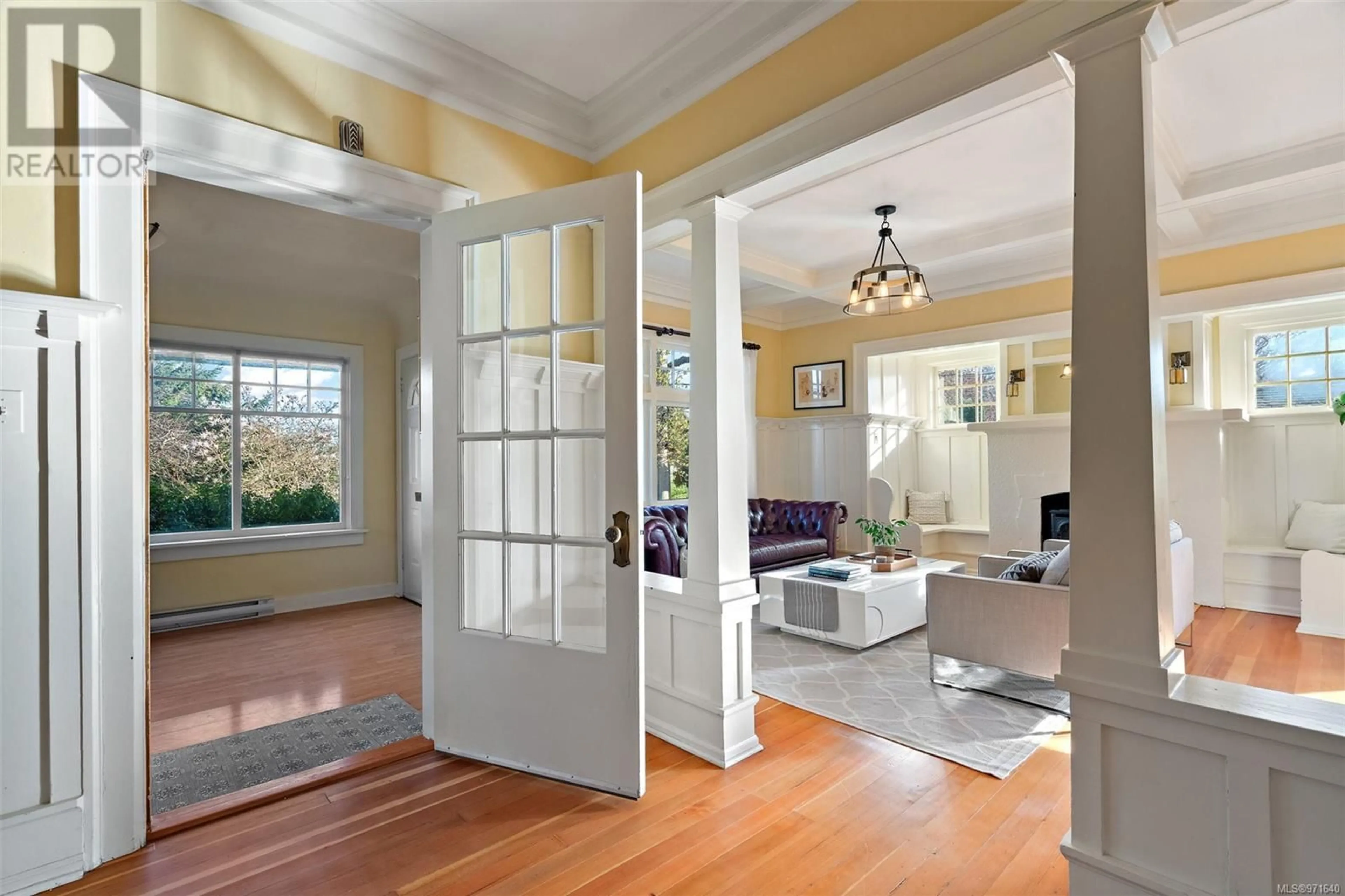 Indoor entryway for 1734 Lulie St, Oak Bay British Columbia V8R5W6