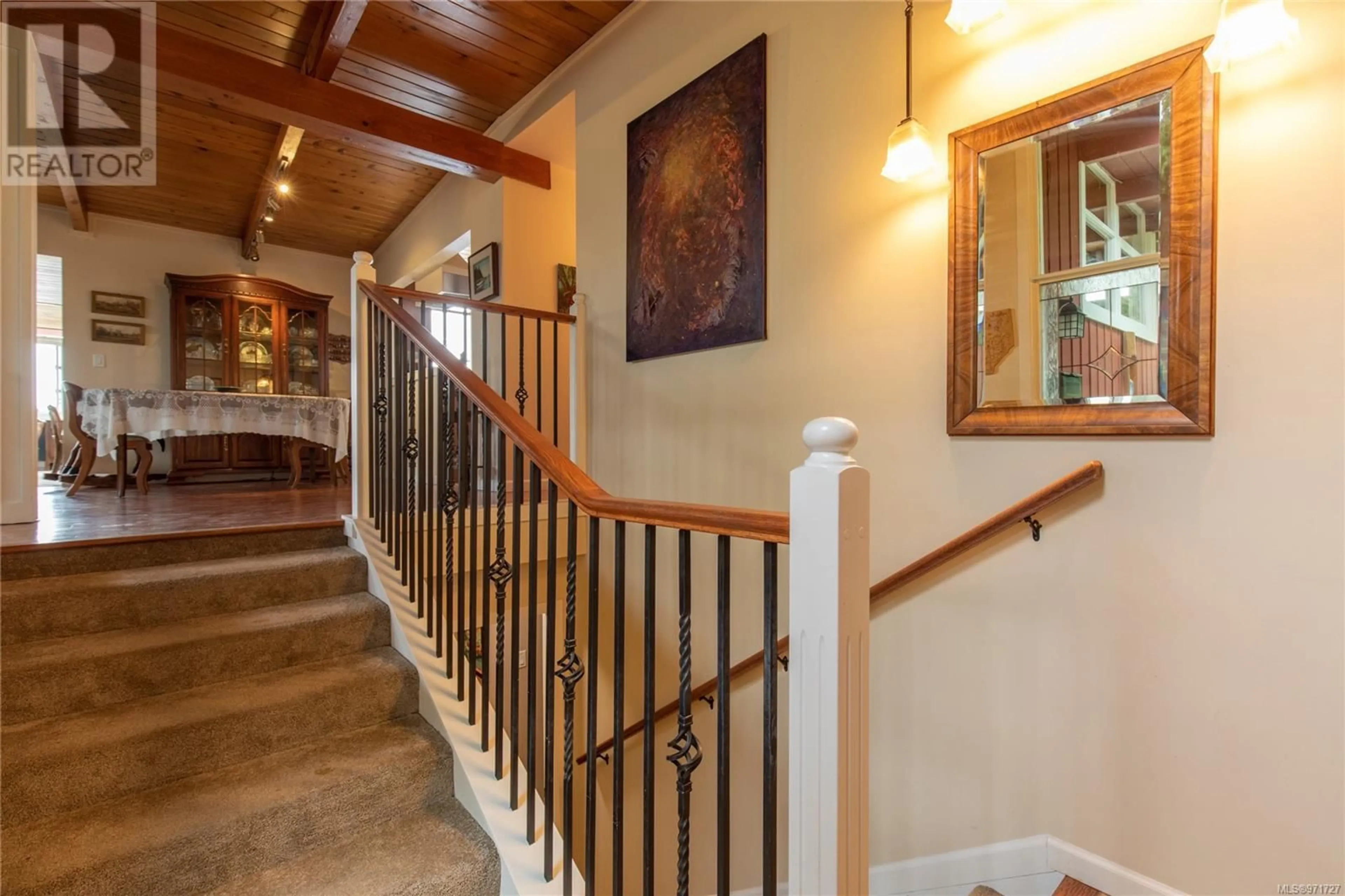 Indoor foyer, wood floors for 1011 Beach Dr, Nanaimo British Columbia V9S2Y4