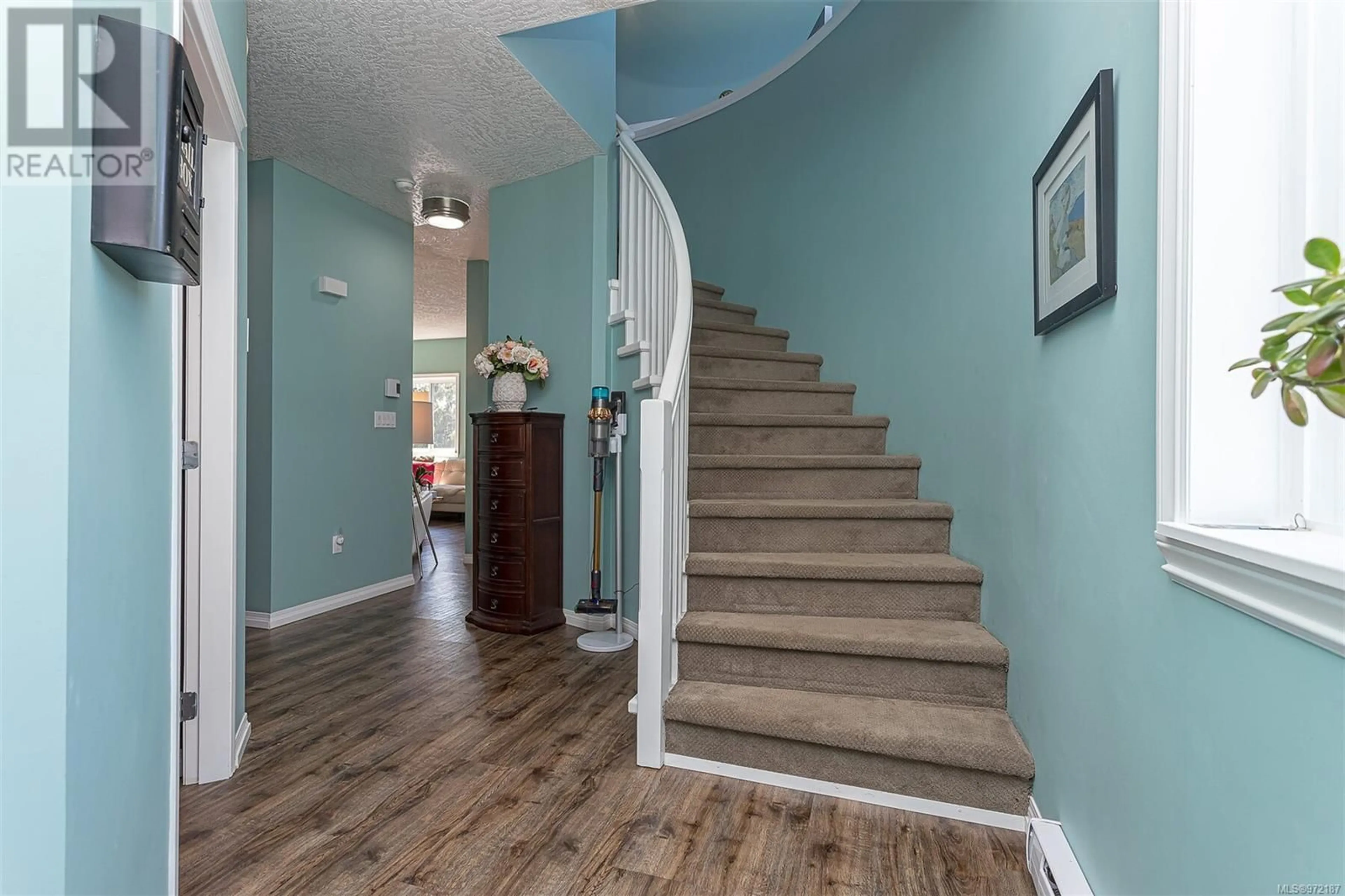 Indoor foyer for 943 Thrush Pl, Langford British Columbia V9C0B4