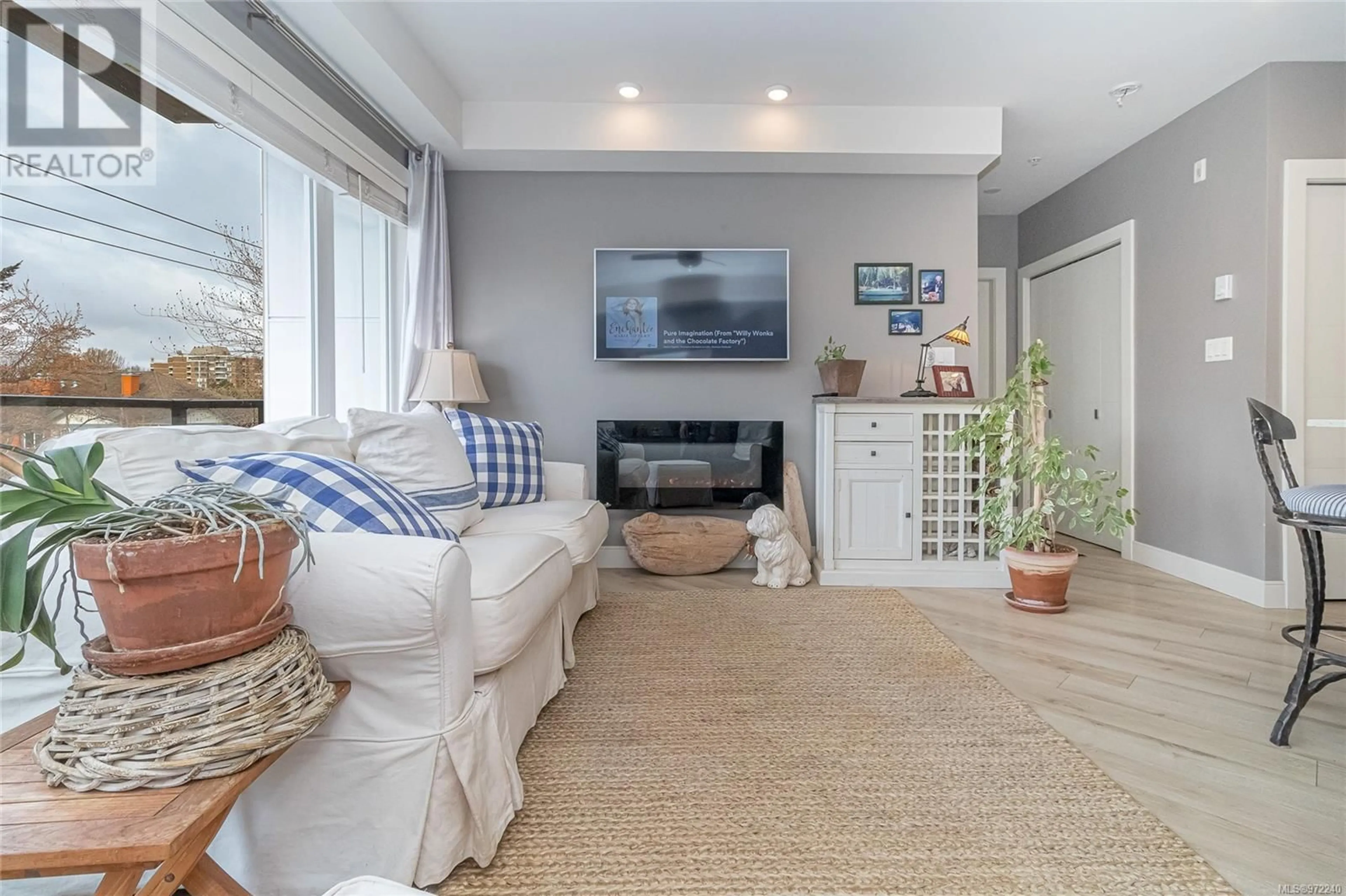 Living room, wood floors for 303 300 Michigan St, Victoria British Columbia V8V1R5