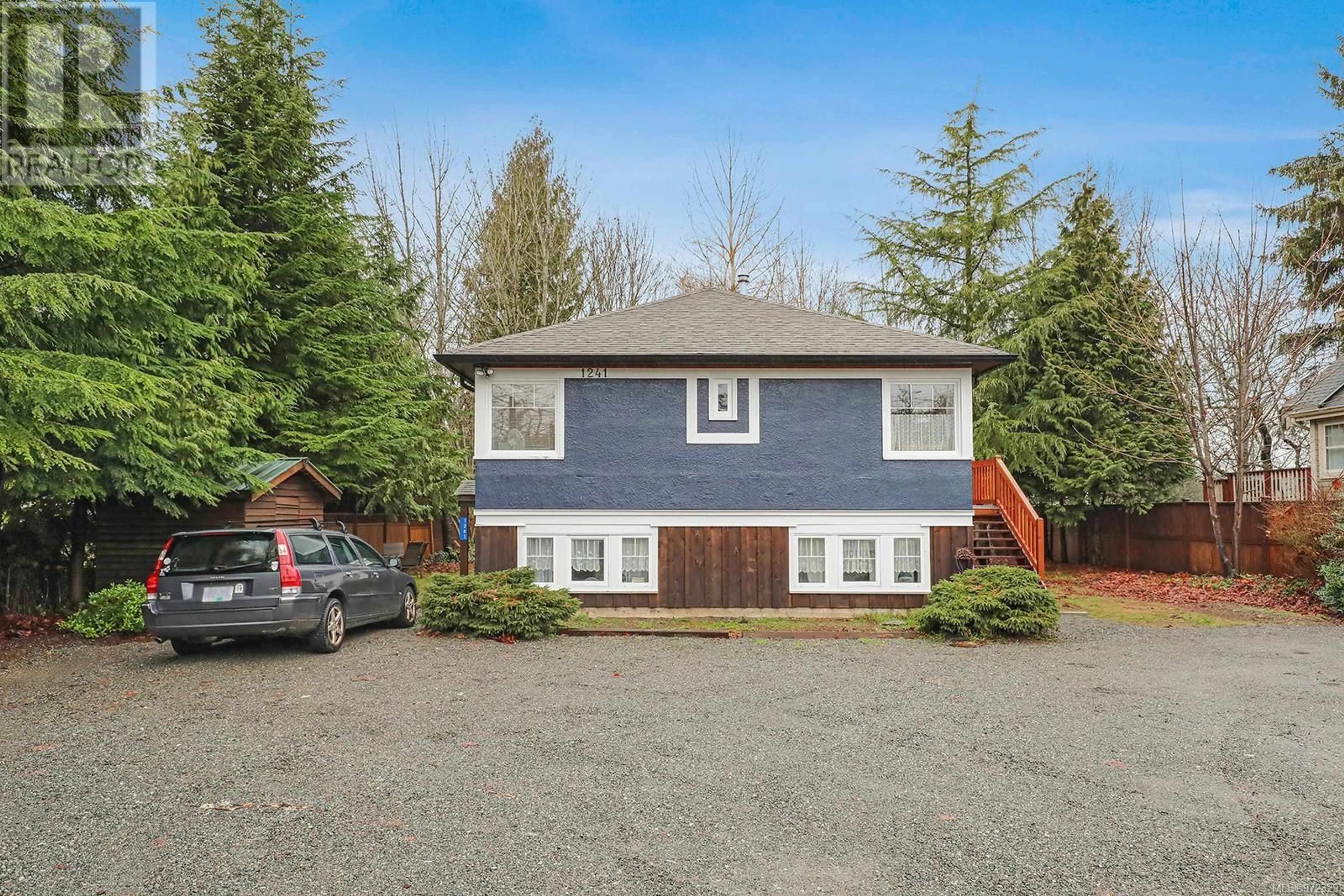 A pic from outside/outdoor area/front of a property/back of a property/a pic from drone, street for 1241 5th St, Courtenay British Columbia V9N1L7