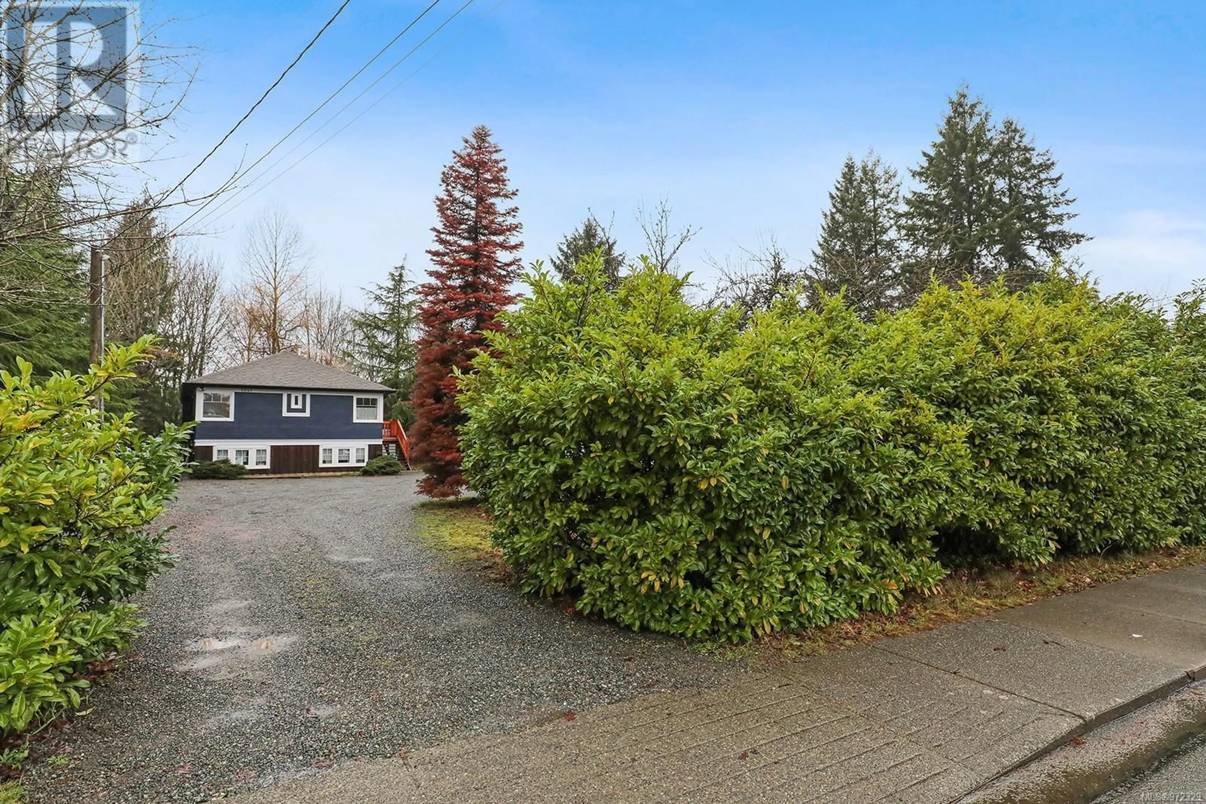 A pic from outside/outdoor area/front of a property/back of a property/a pic from drone, street for 1241 5th St, Courtenay British Columbia V9N1L7