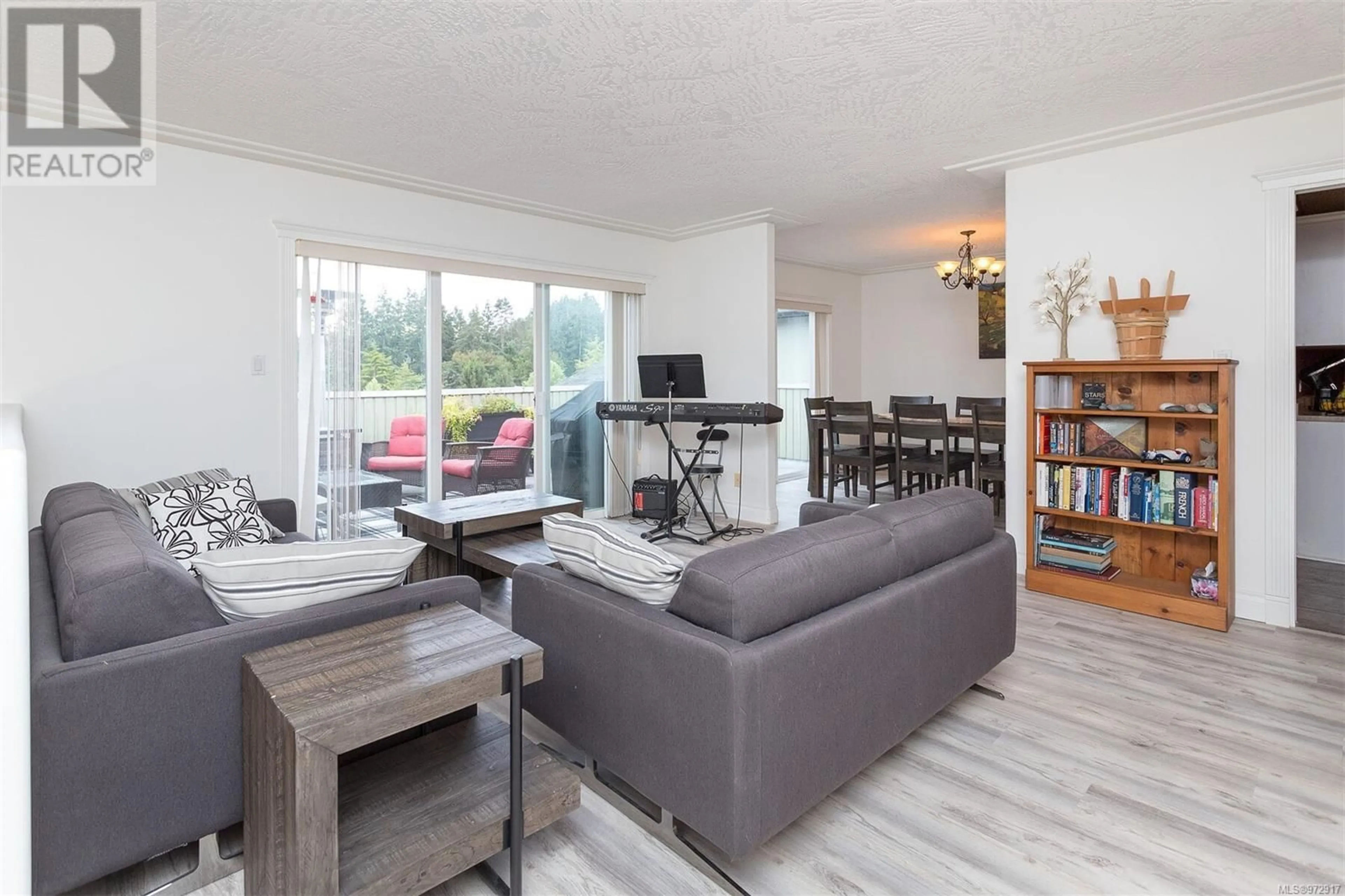 Living room, wood floors for 88 Chilco Ridge Pl, View Royal British Columbia V9B5Z7