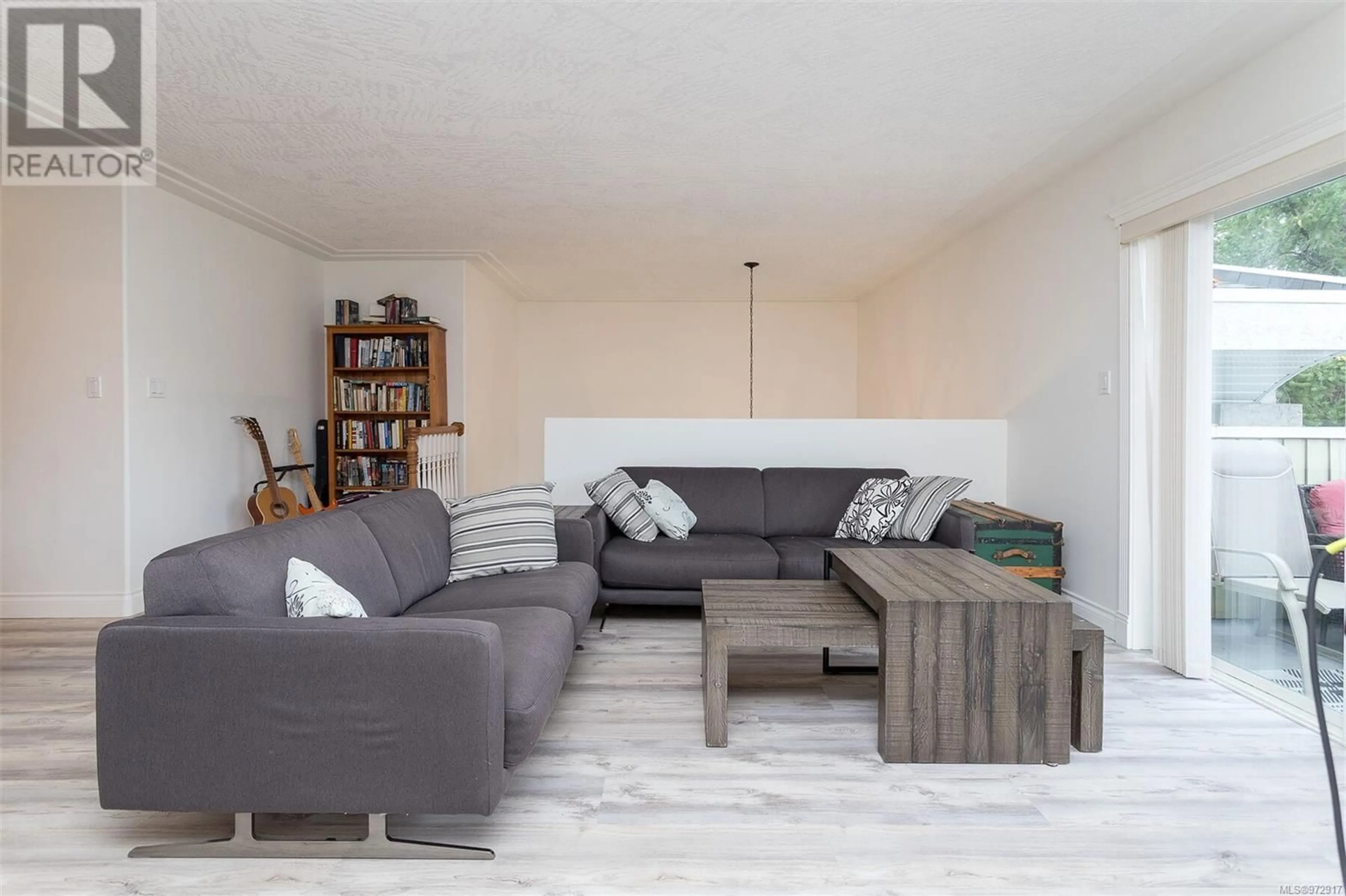 Living room, wood floors for 88 Chilco Ridge Pl, View Royal British Columbia V9B5Z7