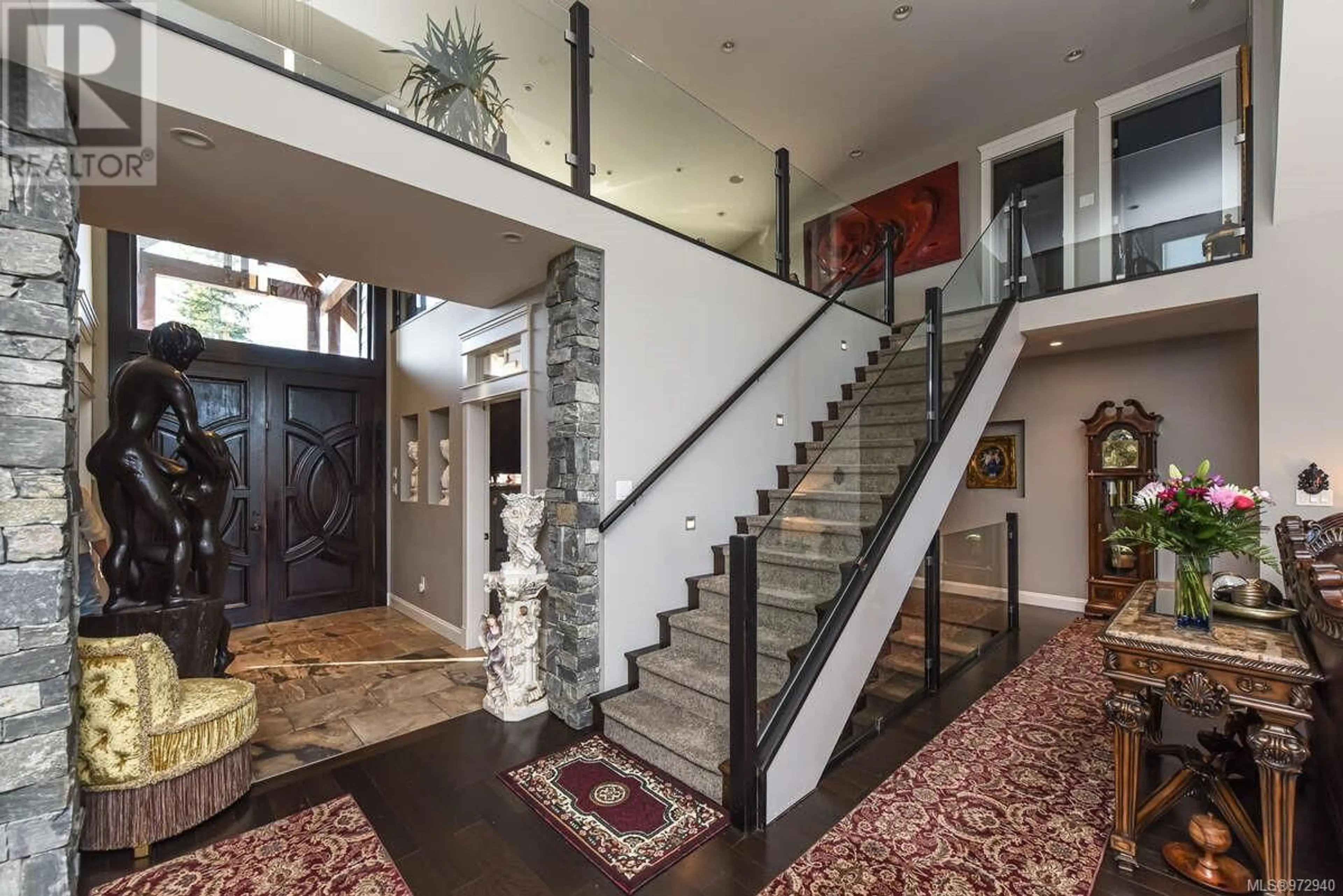 Indoor foyer, wood floors for 3376 Majestic Dr, Courtenay British Columbia V9N9X6