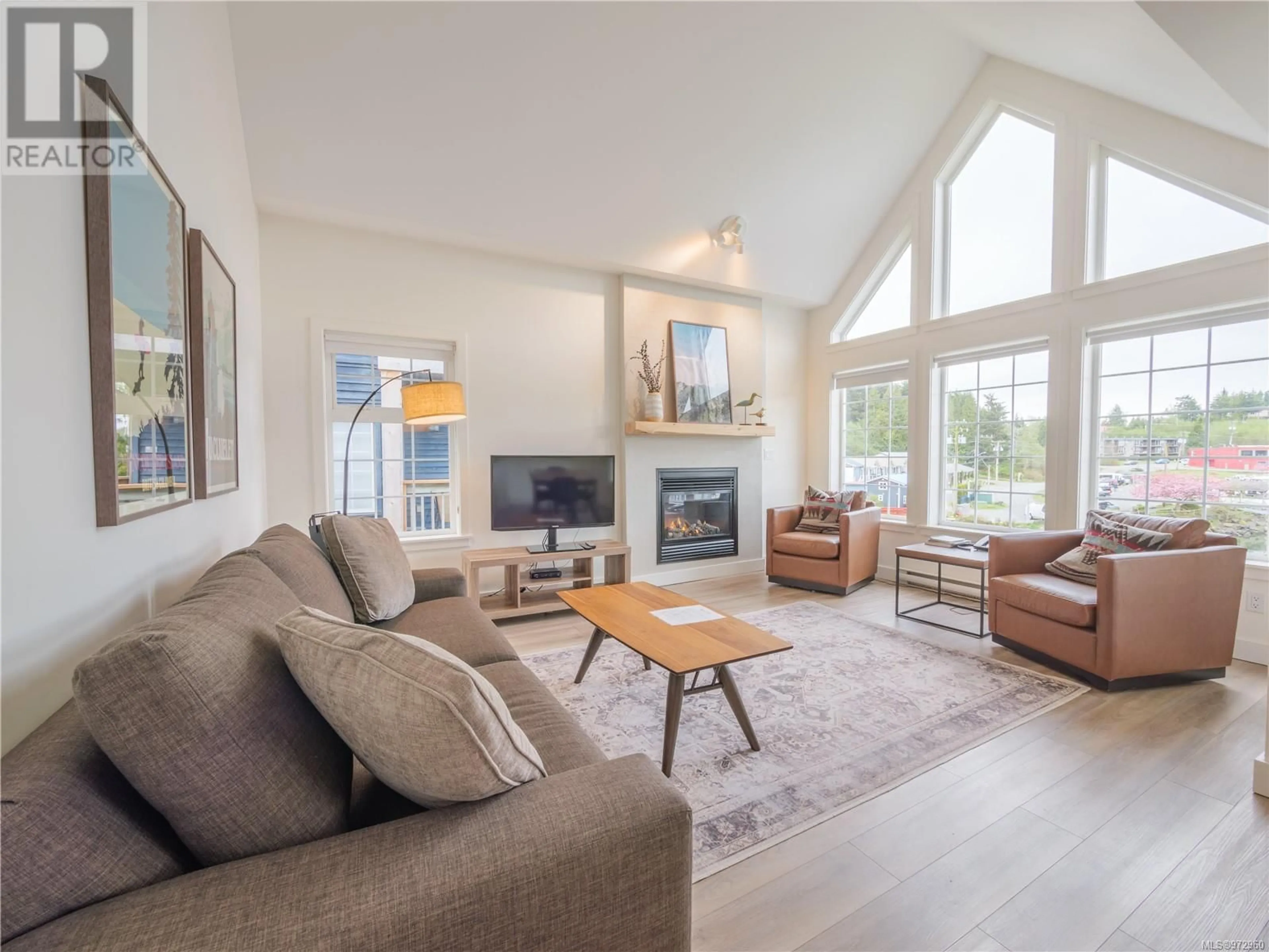 Living room, wood floors for 905 1971 Harbour Dr, Ucluelet British Columbia V0R3A0