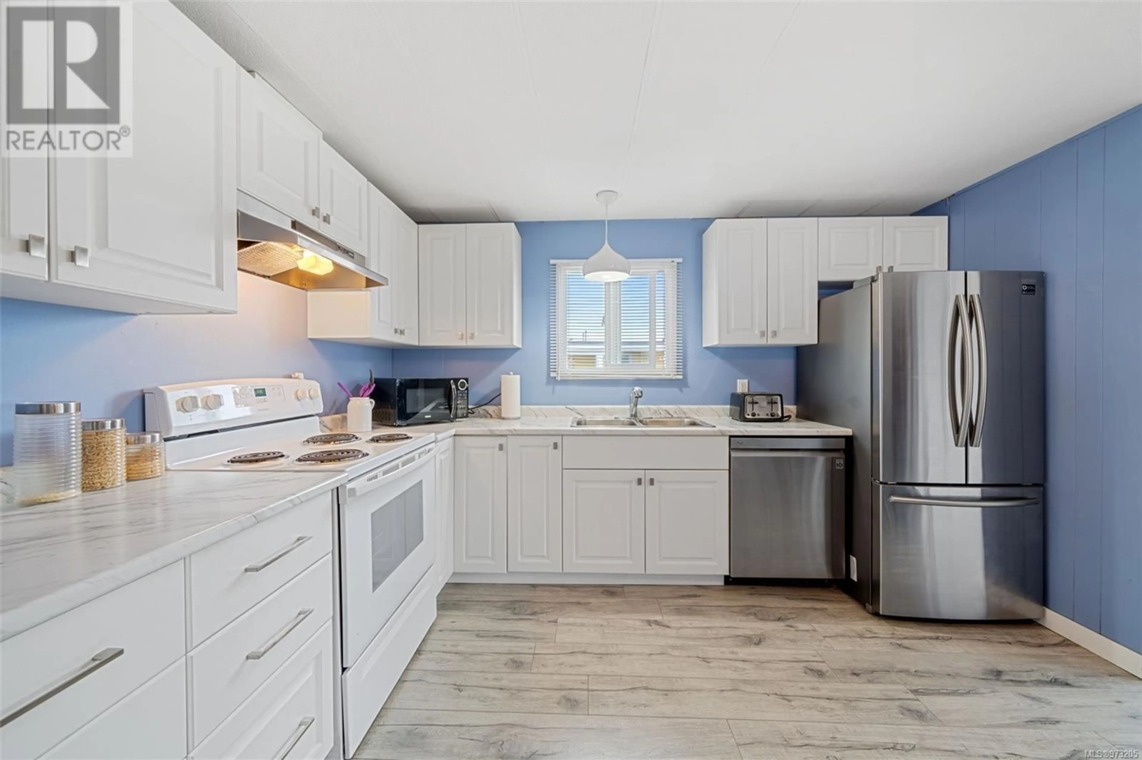 Standard kitchen, wood floors, cottage for 609 2885 Boys Rd, Duncan British Columbia V9L4Y9