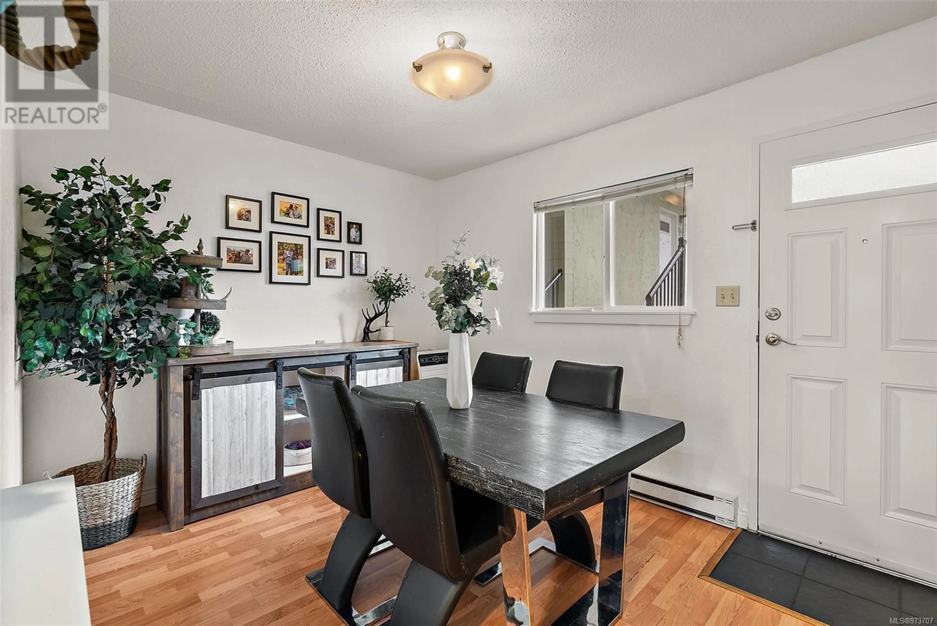 Dining room, wood floors, cottage for 203 991 Cloverdale Ave, Saanich British Columbia V8X2T5