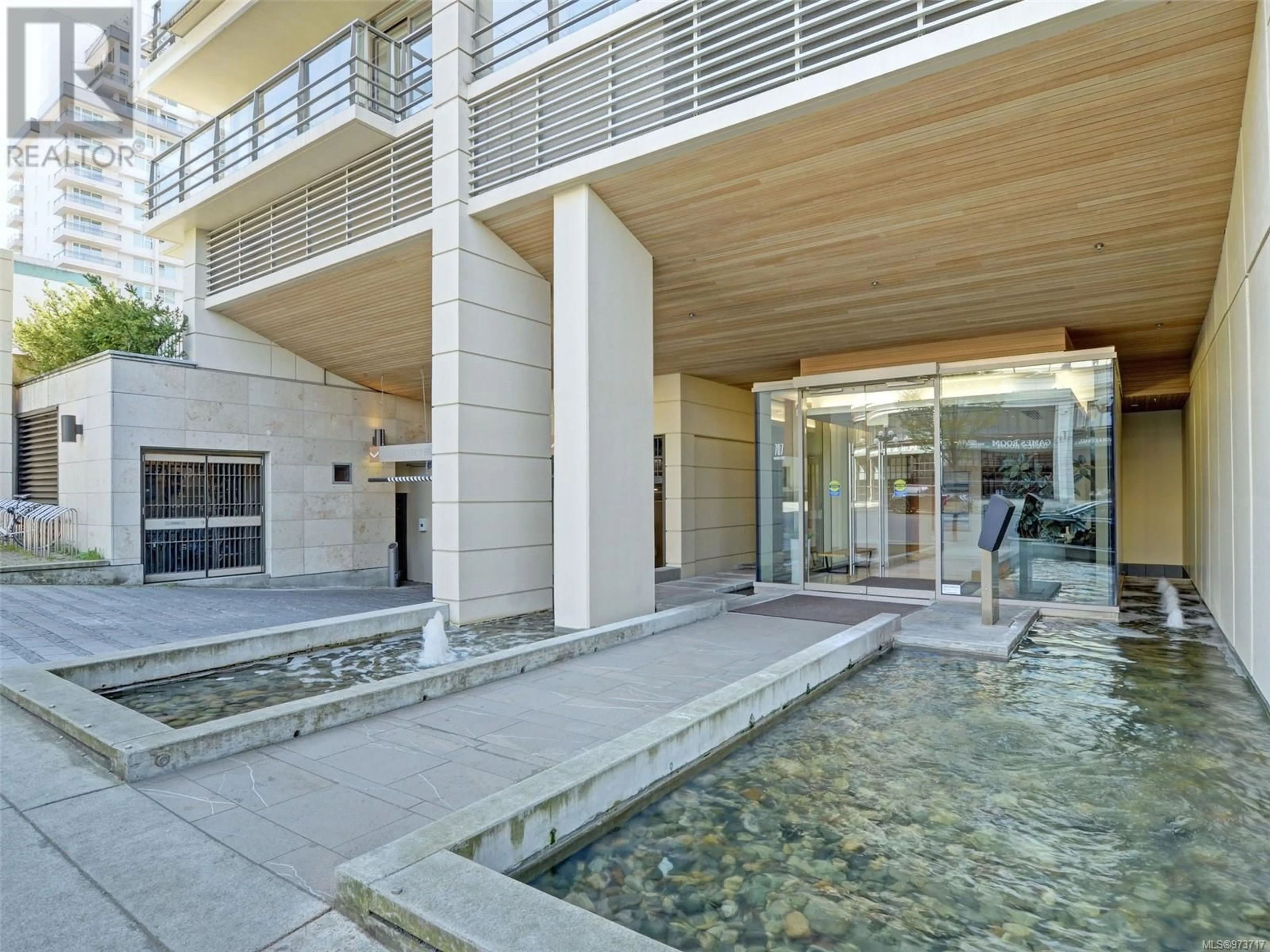 Indoor foyer, cement floor for 605 707 Courtney St, Victoria British Columbia V8W0A9