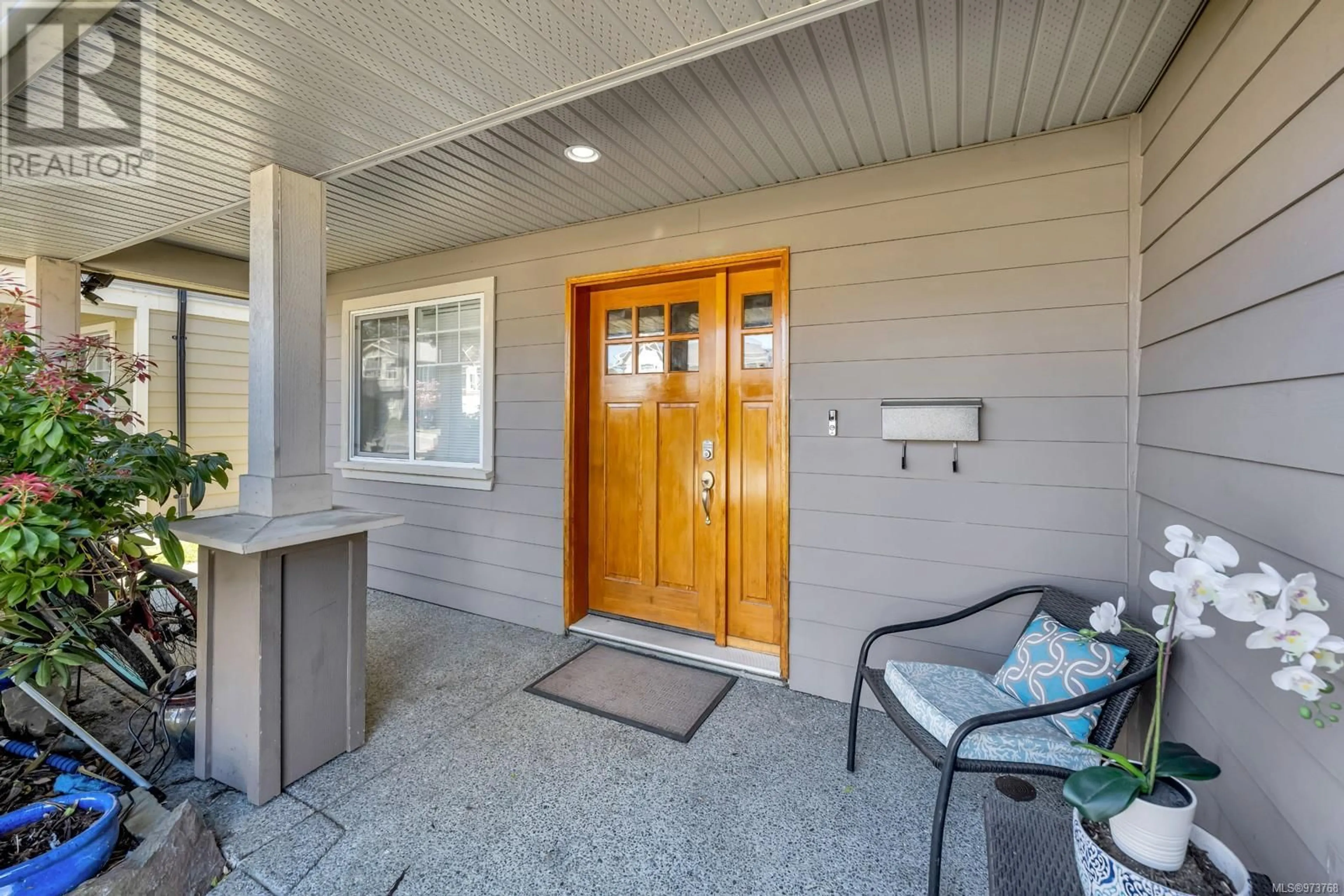 Indoor entryway, wood floors for 1017 Sandalwood Crt, Langford British Columbia V9C0E1