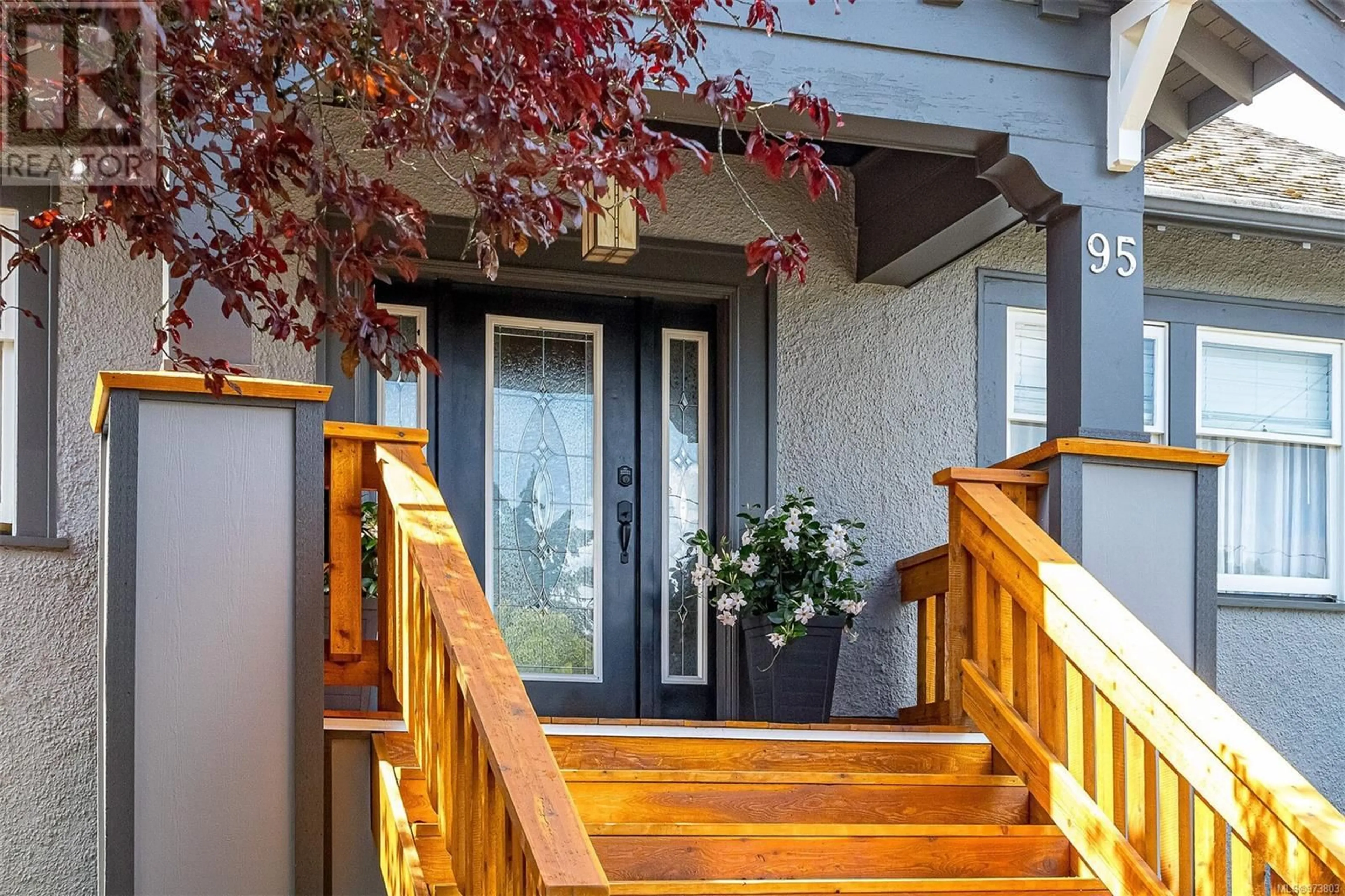 Indoor entryway, wood floors for 95 Kennedy St S, Nanaimo British Columbia V9R2H5