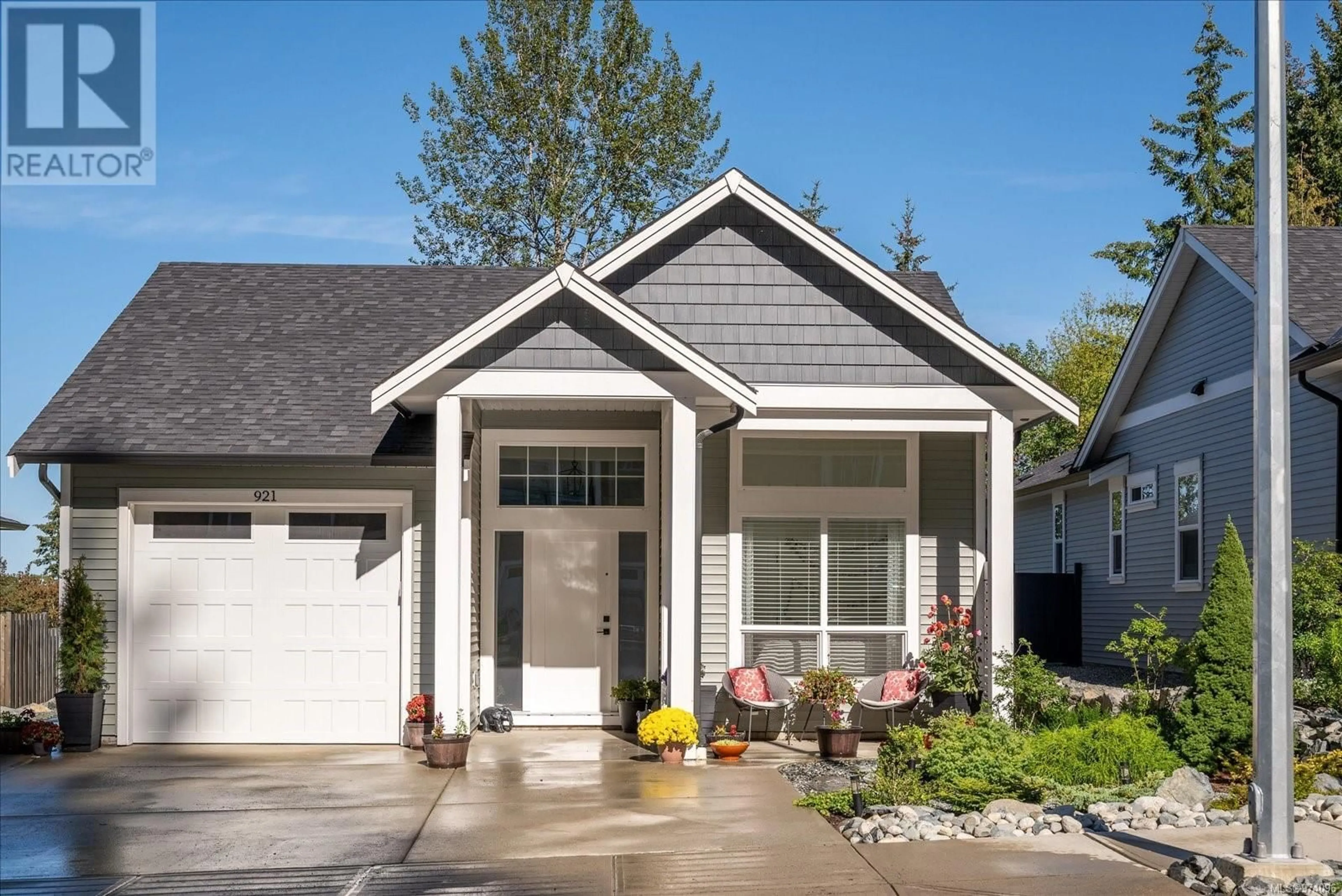 Home with vinyl exterior material for 921 Craig Rd, Ladysmith British Columbia V9G2C4