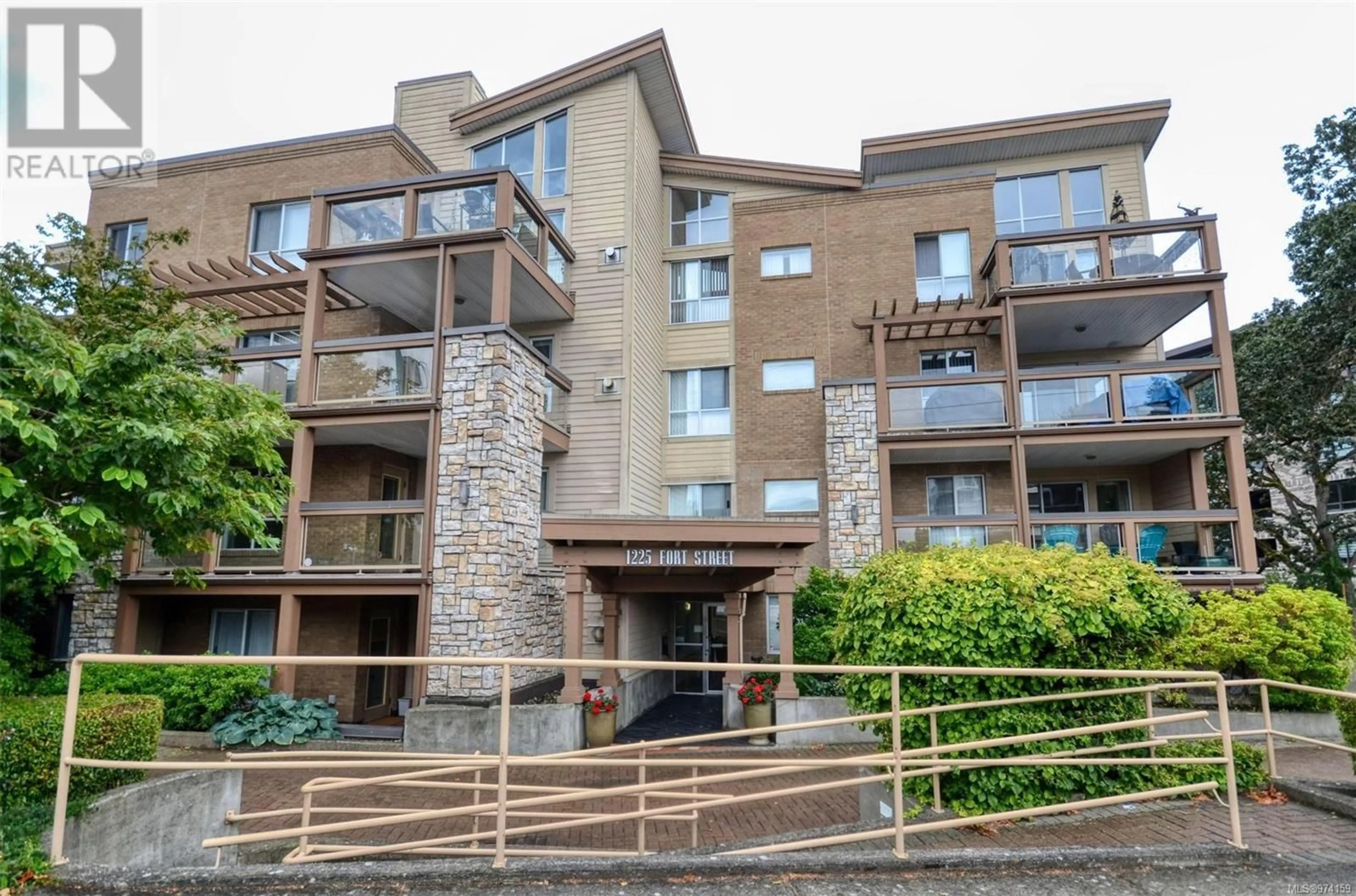 A pic from exterior of the house or condo for 105 1225 Fort St, Victoria British Columbia V8V4R2