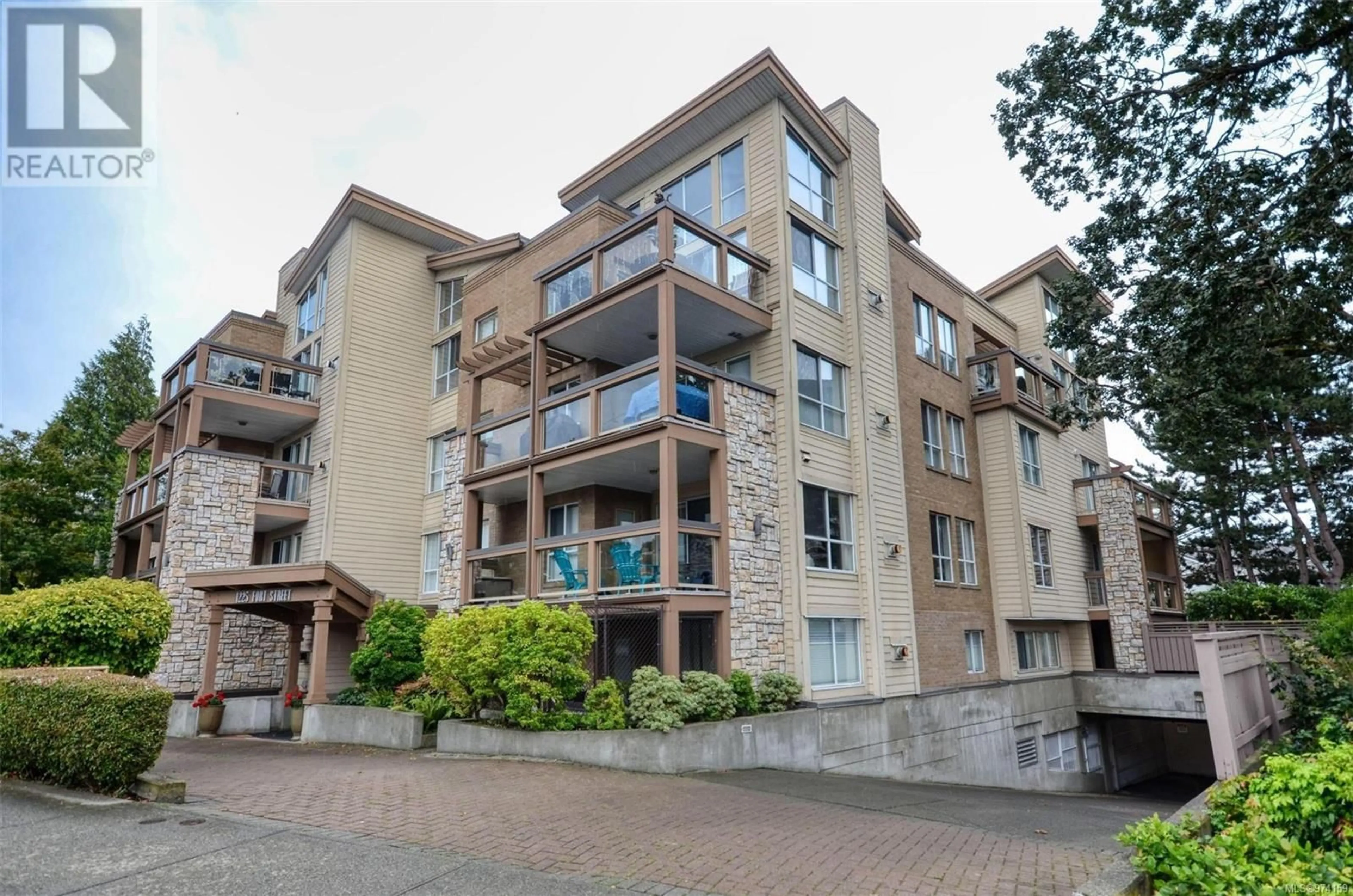 A pic from exterior of the house or condo for 105 1225 Fort St, Victoria British Columbia V8V4R2