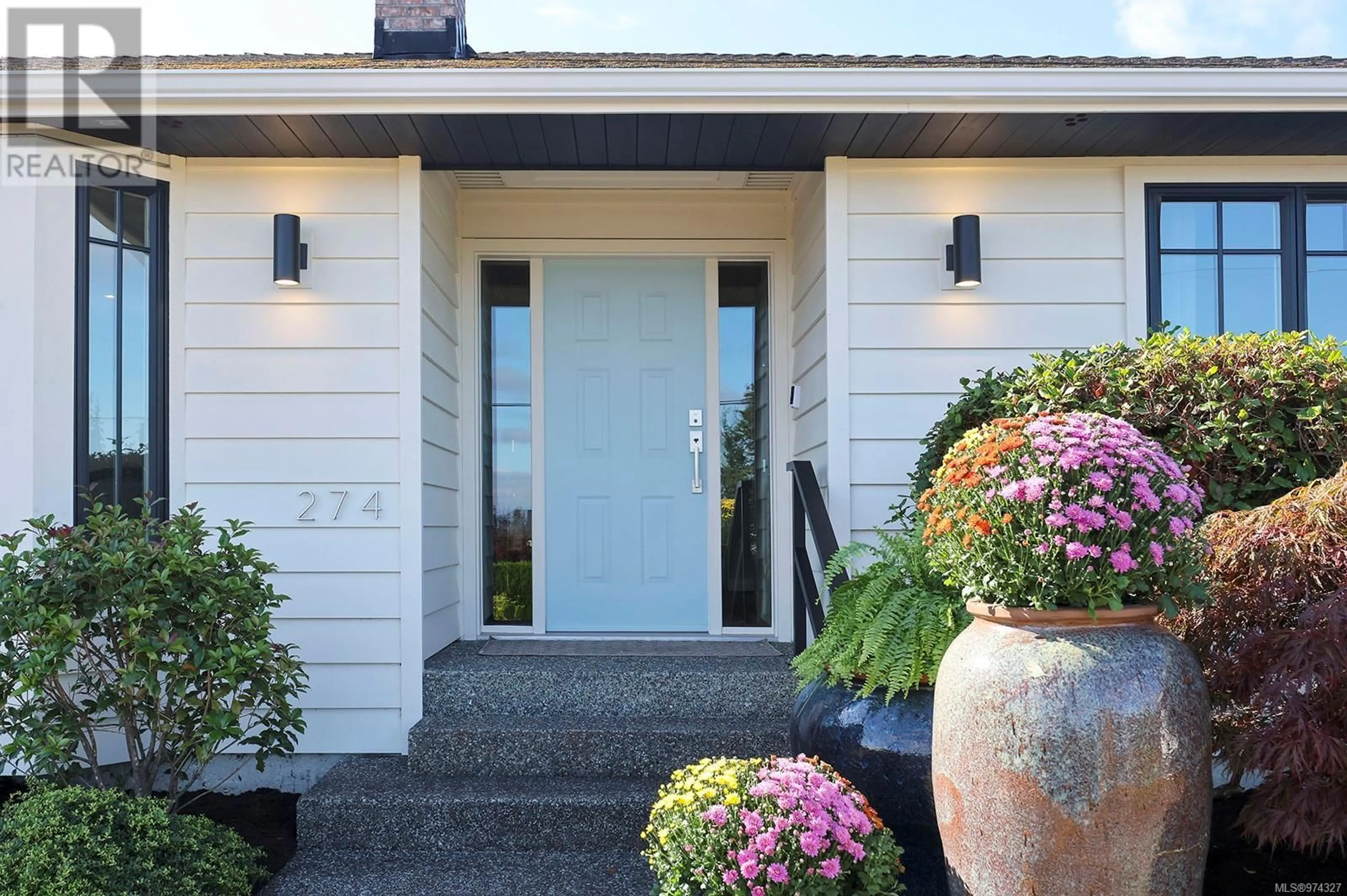 Indoor entryway, wood floors for 274 Crescent Rd W, Qualicum Beach British Columbia V9K1J9