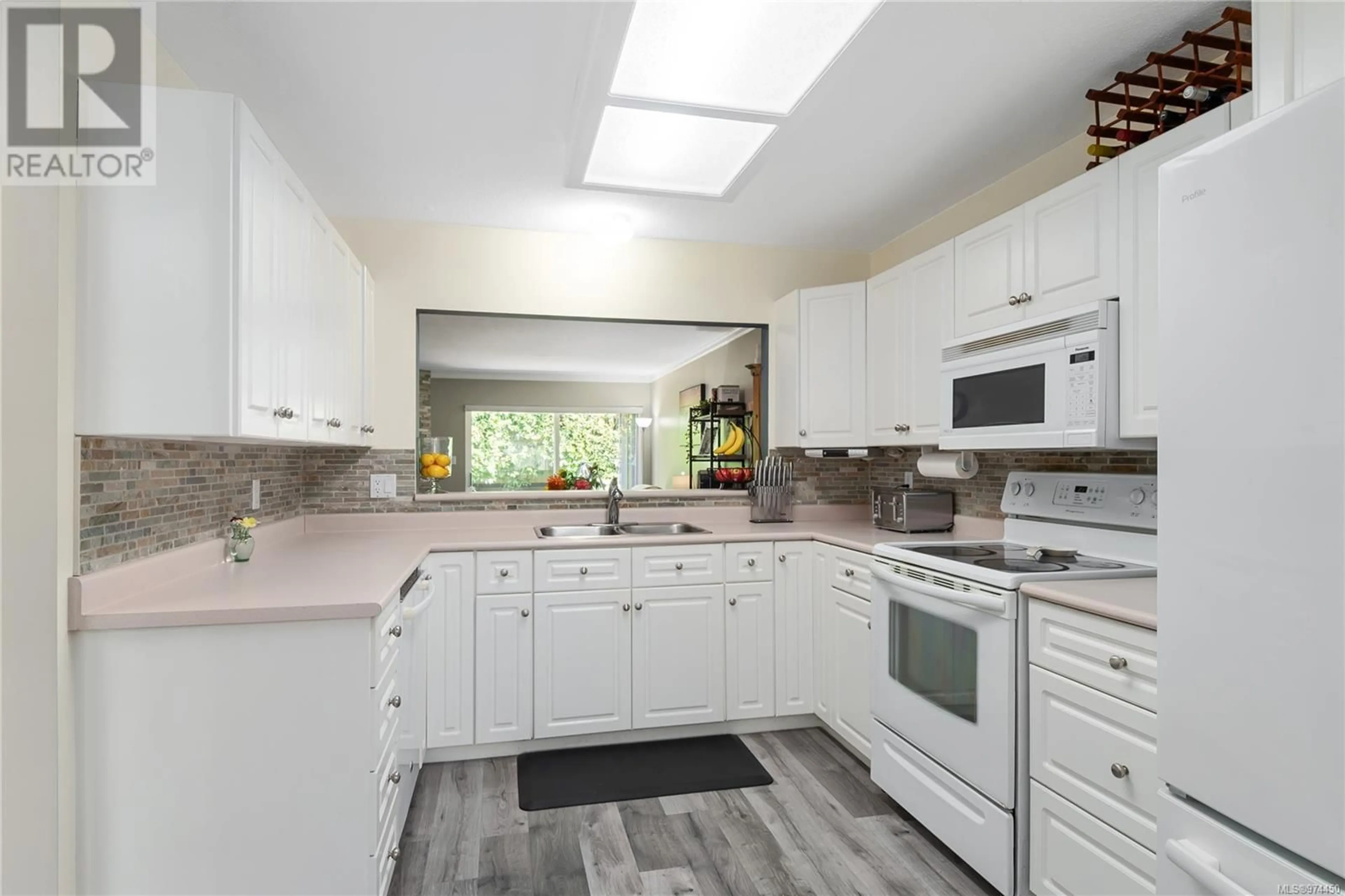 Standard kitchen, wood floors, cottage for 9 595 Evergreen Rd, Campbell River British Columbia V9W7R4